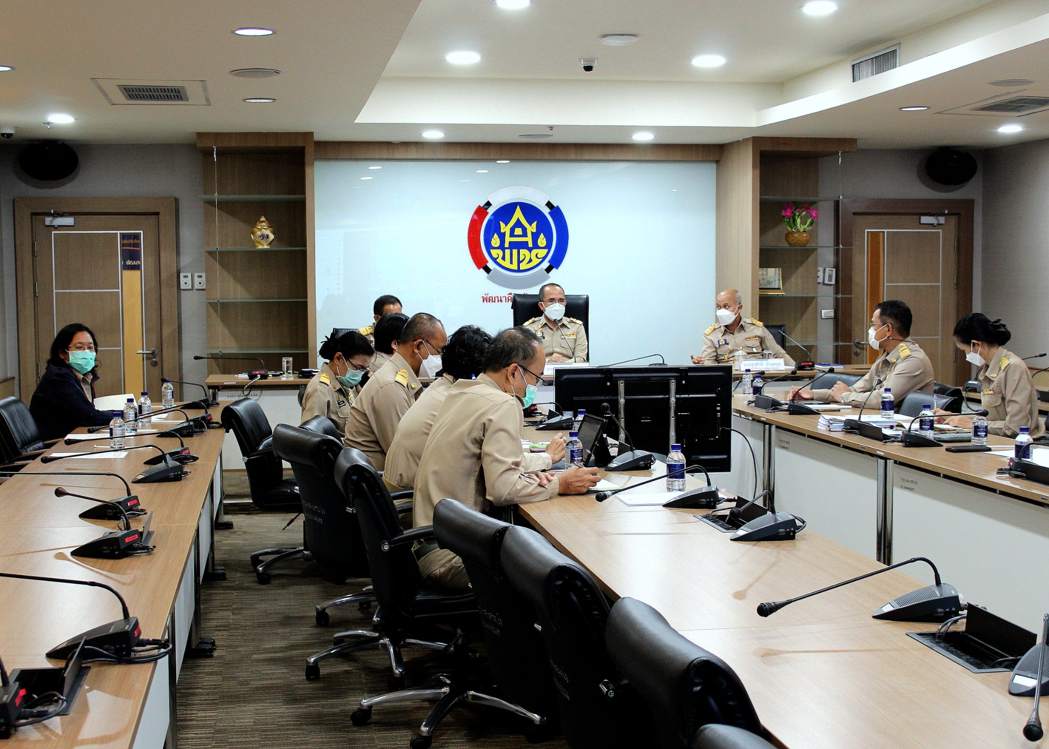 นายสมคิด จันทมฤก อธิบดีกรมการพัฒนาชุมชน เป็นประธานการประชุม “คณะทำงานพัฒนาชุมชนขับเคลื่อนการแก้ไขปัญหาช้างป่าพื้นที่รอยต่อ 5 จังหวัดภาคตะวันออก” ครั้งที่ 1/2565