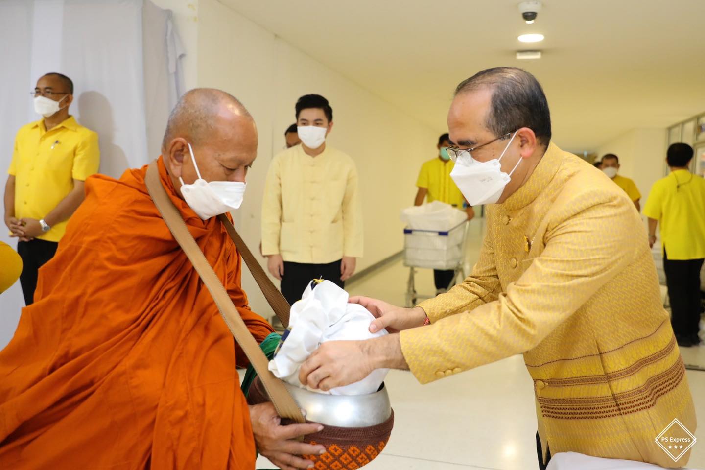 อธิบดี พช. นำคณะผู้บริหาร ข้าราชการ เจ้าหน้าที่กรมการพัฒนาชุมชน ทำบุญตักบาตรข้าวสารอาหารแห้ง ถวายเป็นพระราชกุศลเนื่องในโอกาสมหามงคลเฉลิมพระชนมพรรษา พระบาทสมเด็จพระเจ้าอยู่หัว 28 กรกฎาคม 2565