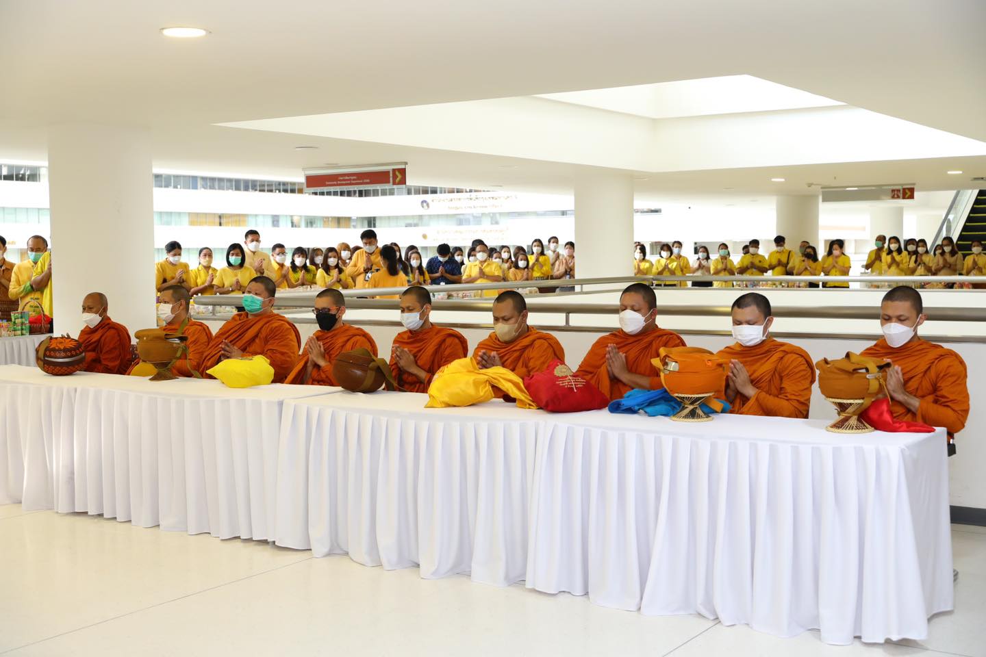อธิบดี พช. นำคณะผู้บริหาร ข้าราชการ เจ้าหน้าที่กรมการพัฒนาชุมชน ทำบุญตักบาตรข้าวสารอาหารแห้ง ถวายเป็นพระราชกุศลเนื่องในโอกาสมหามงคลเฉลิมพระชนมพรรษา พระบาทสมเด็จพระเจ้าอยู่หัว 28 กรกฎาคม 2565