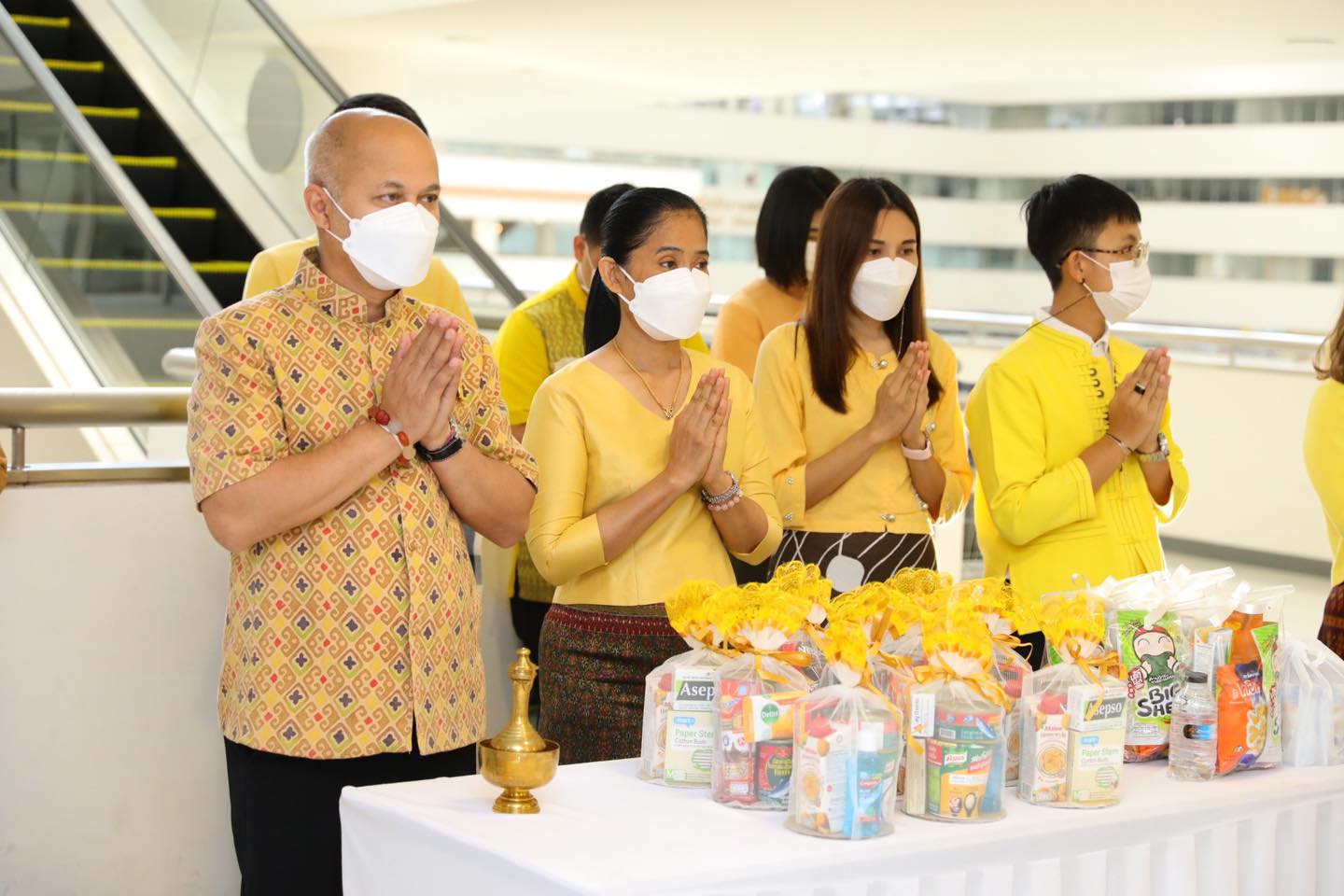 อธิบดี พช. นำคณะผู้บริหาร ข้าราชการ เจ้าหน้าที่กรมการพัฒนาชุมชน ทำบุญตักบาตรข้าวสารอาหารแห้ง ถวายเป็นพระราชกุศลเนื่องในโอกาสมหามงคลเฉลิมพระชนมพรรษา พระบาทสมเด็จพระเจ้าอยู่หัว 28 กรกฎาคม 2565