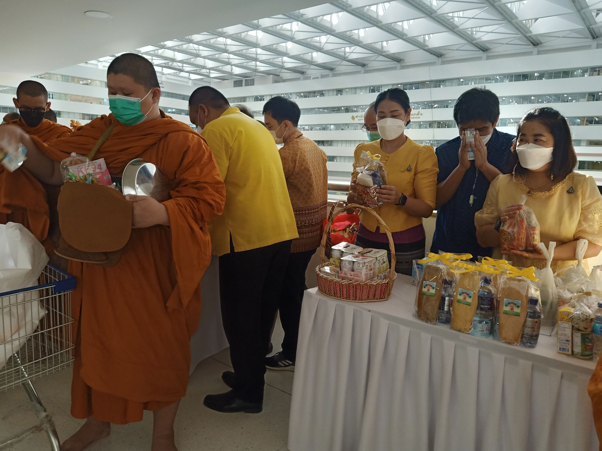 อธิบดี พช. นำคณะผู้บริหาร ข้าราชการ เจ้าหน้าที่กรมการพัฒนาชุมชน ทำบุญตักบาตรข้าวสารอาหารแห้ง ถวายเป็นพระราชกุศลเนื่องในโอกาสมหามงคลเฉลิมพระชนมพรรษา พระบาทสมเด็จพระเจ้าอยู่หัว 28 กรกฎาคม 2565