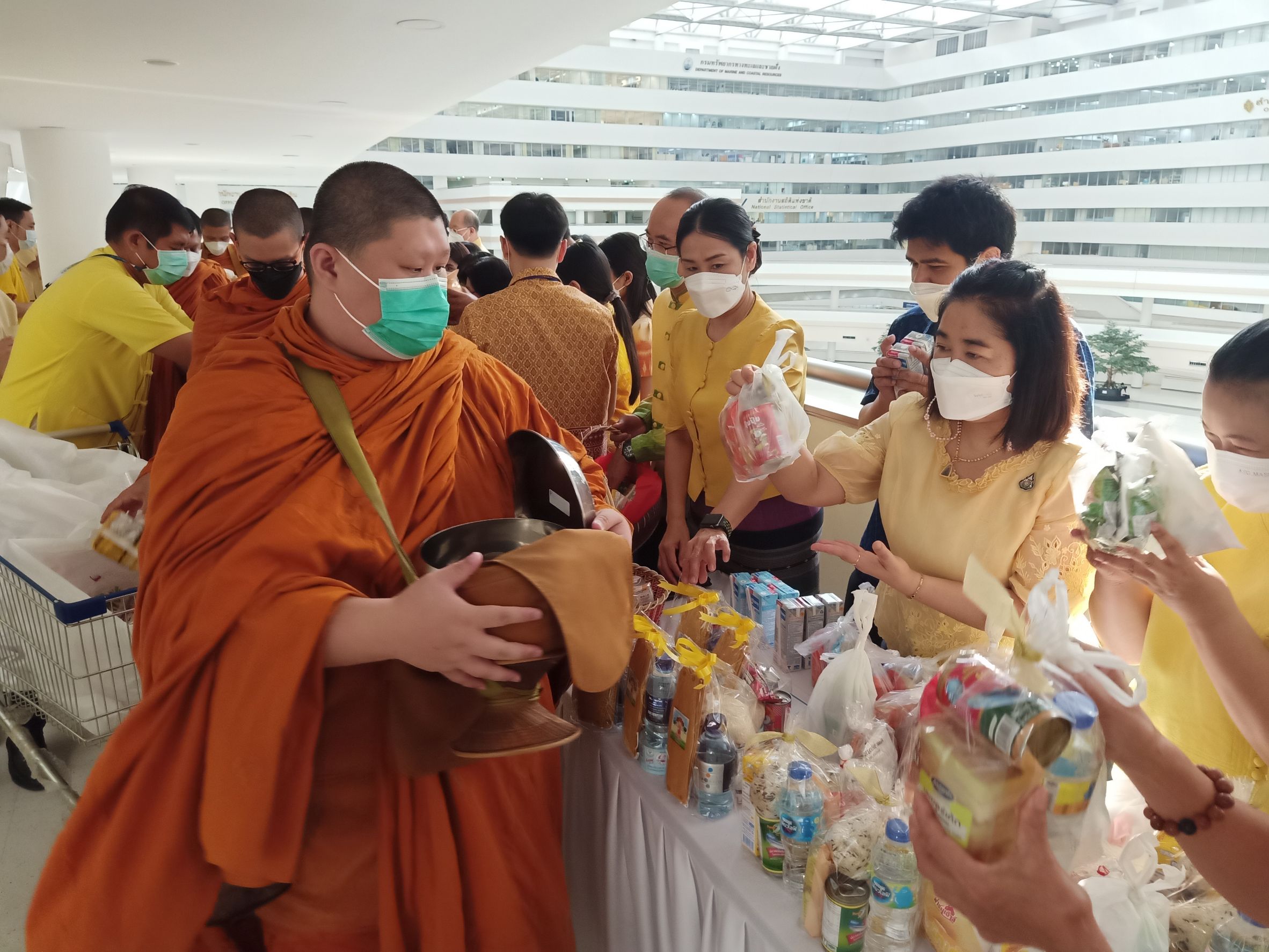 อธิบดี พช. นำคณะผู้บริหาร ข้าราชการ เจ้าหน้าที่กรมการพัฒนาชุมชน ทำบุญตักบาตรข้าวสารอาหารแห้ง ถวายเป็นพระราชกุศลเนื่องในโอกาสมหามงคลเฉลิมพระชนมพรรษา พระบาทสมเด็จพระเจ้าอยู่หัว 28 กรกฎาคม 2565