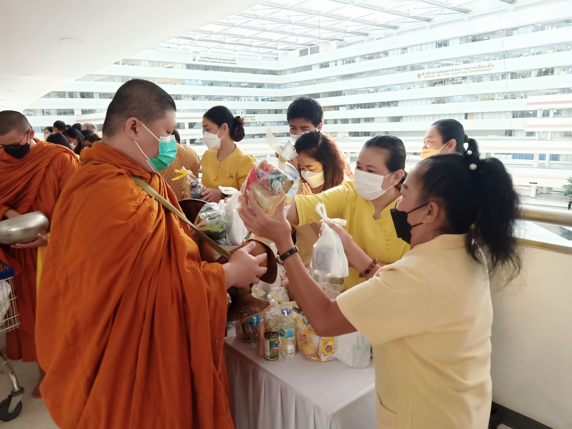 อธิบดี พช. นำคณะผู้บริหาร ข้าราชการ เจ้าหน้าที่กรมการพัฒนาชุมชน ทำบุญตักบาตรข้าวสารอาหารแห้ง ถวายเป็นพระราชกุศลเนื่องในโอกาสมหามงคลเฉลิมพระชนมพรรษา พระบาทสมเด็จพระเจ้าอยู่หัว 28 กรกฎาคม 2565