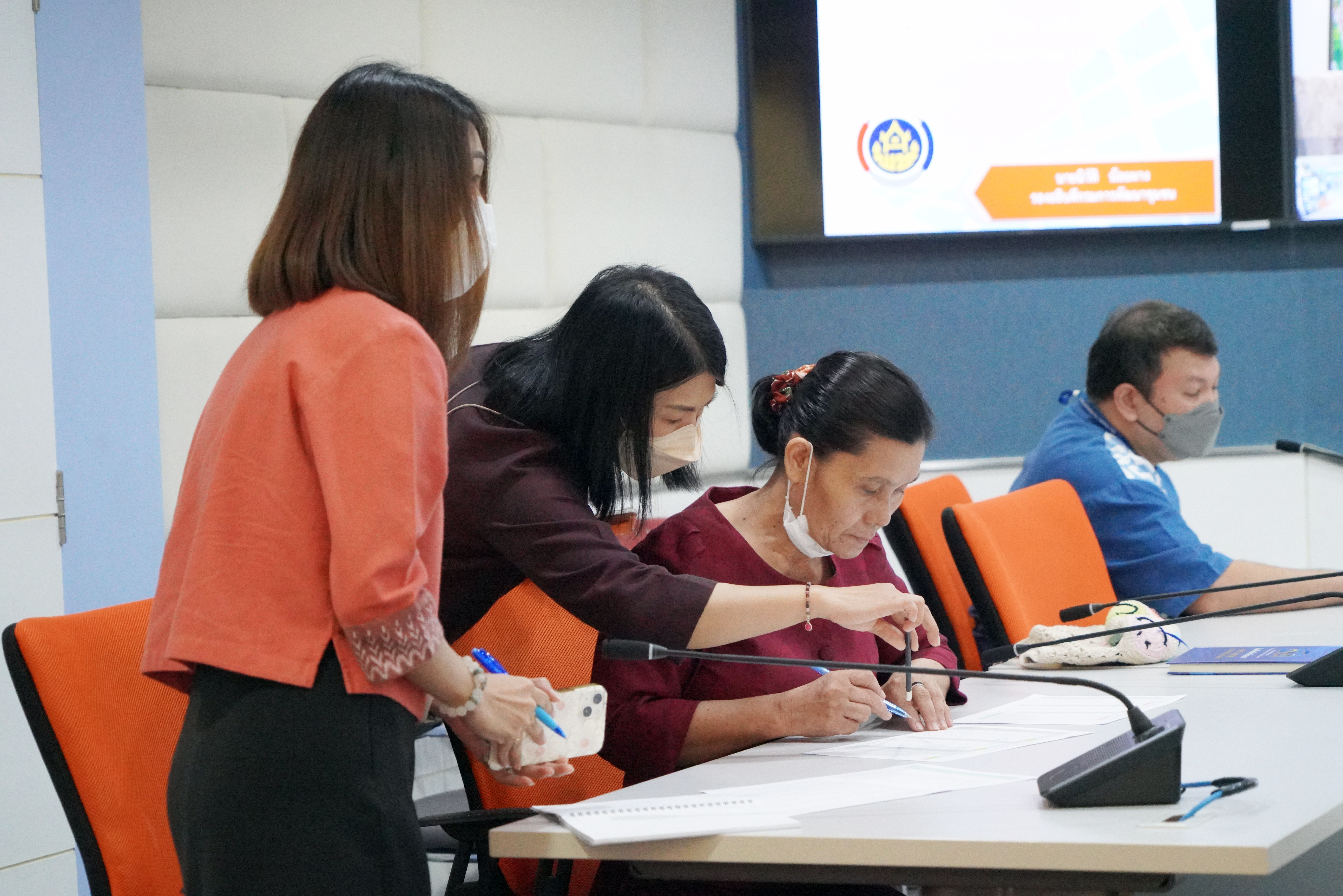 นางสาวนิภา ทองก้อน ผู้อำนวยการสำนักเสริมสร้างความเข้มแข็งชุมชน นางสาว วรางคณา อินทรเจริญ ผอ.กลุ่มงานส่งเสริมผู้นำชุมชนและองค์กรชุมชน ร่วมซักซ้อม