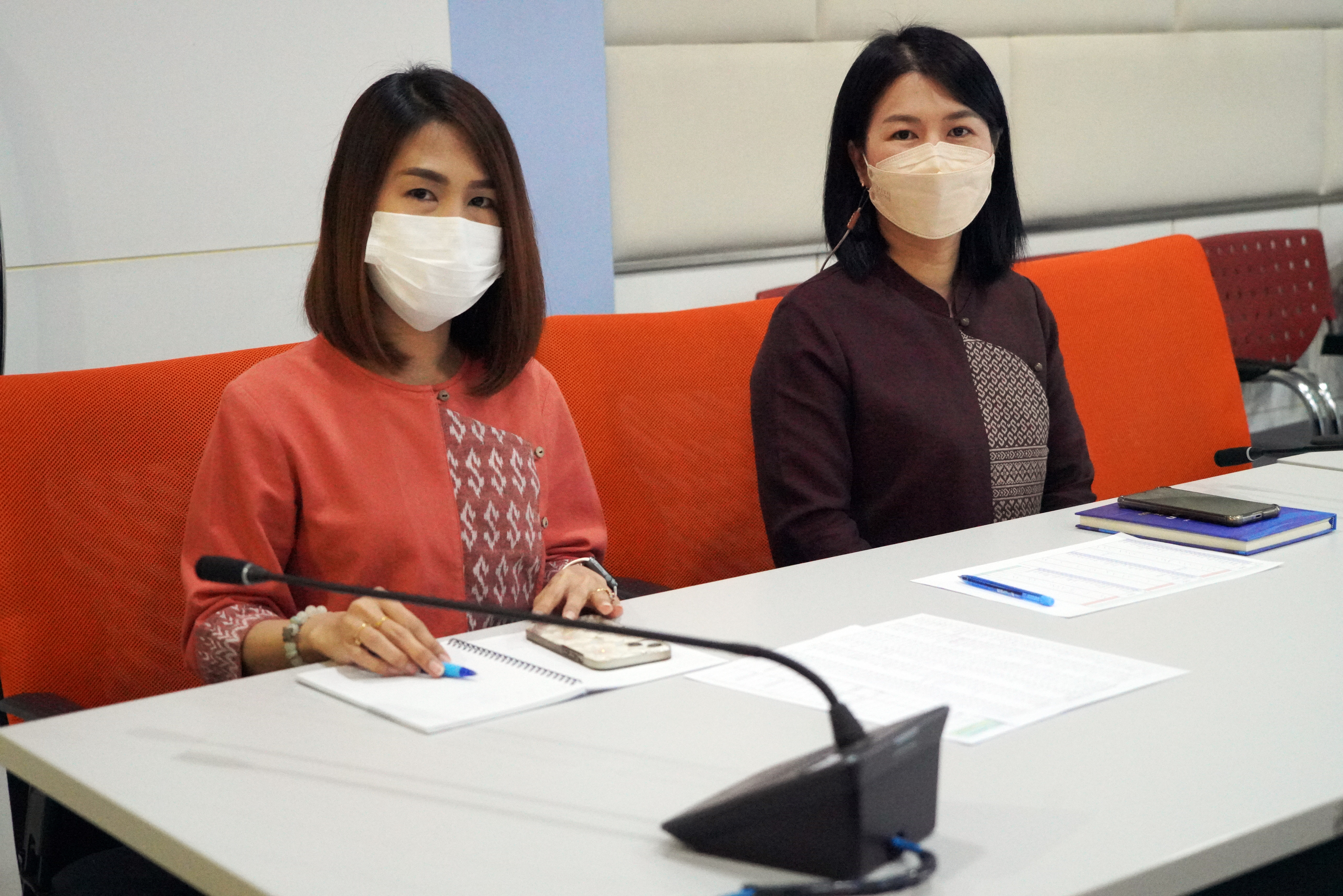 นางสาวนิภา ทองก้อน ผู้อำนวยการสำนักเสริมสร้างความเข้มแข็งชุมชน นางสาว วรางคณา อินทรเจริญ ผอ.กลุ่มงานส่งเสริมผู้นำชุมชนและองค์กรชุมชน ร่วมซักซ้อม