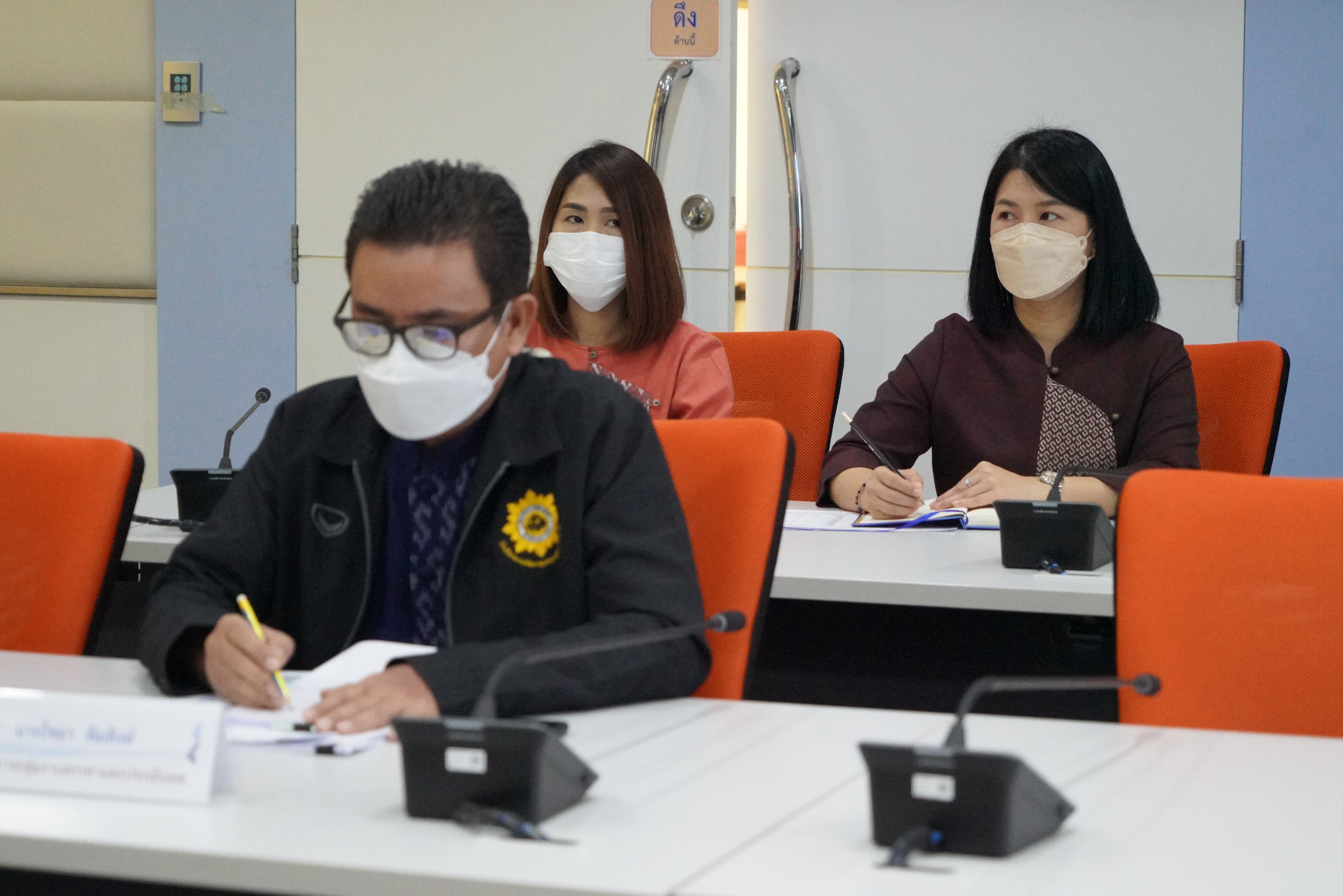 นางสาวนิภา ทองก้อน ผู้อำนวยการสำนักเสริมสร้างความเข้มแข็งชุมชน นางสาว วรางคณา อินทรเจริญ ผอ.กลุ่มงานส่งเสริมผู้นำชุมชนและองค์กรชุมชน ร่วมซักซ้อม