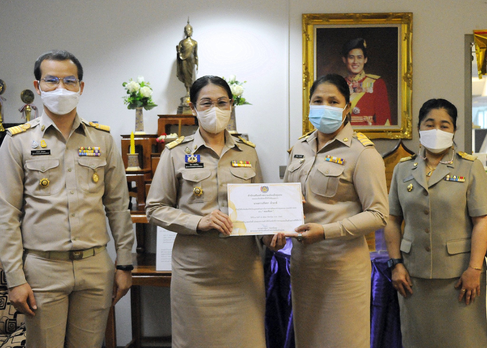 นางสาวนิภา ทองก้อน ผู้อำนวยการสำนักเสริมสร้างความเข้มแข็งชุมชน เป็นประธานมอบประกาศเกียรติบัตร แก่”บุคคลตัวอย่าง