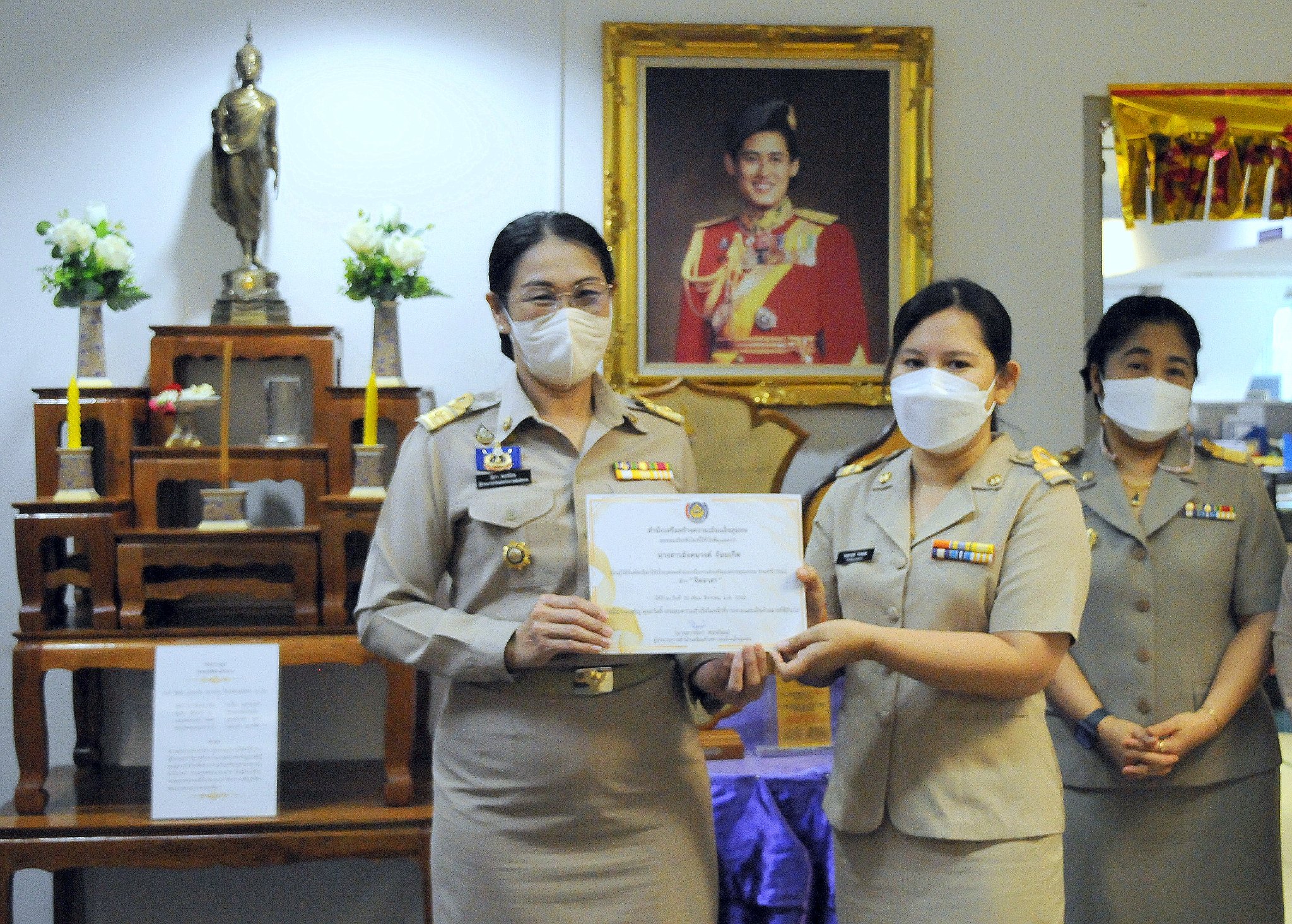 นางสาวนิภา ทองก้อน ผู้อำนวยการสำนักเสริมสร้างความเข้มแข็งชุมชน เป็นประธานมอบประกาศเกียรติบัตร แก่”บุคคลตัวอย่าง