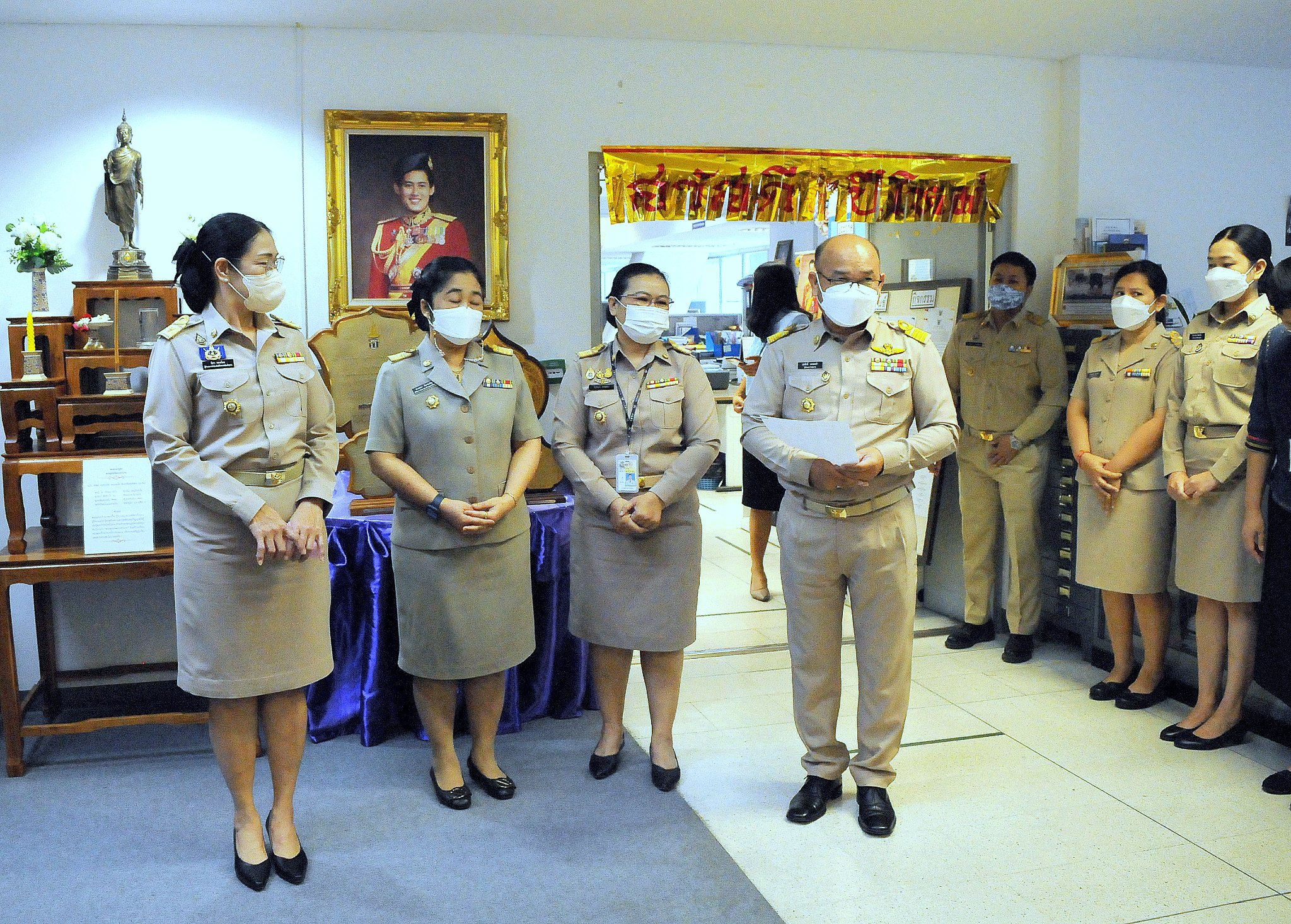 นางสาวนิภา ทองก้อน ผู้อำนวยการสำนักเสริมสร้างความเข้มแข็งชุมชน เป็นประธานมอบประกาศเกียรติบัตร แก่”บุคคลตัวอย่าง