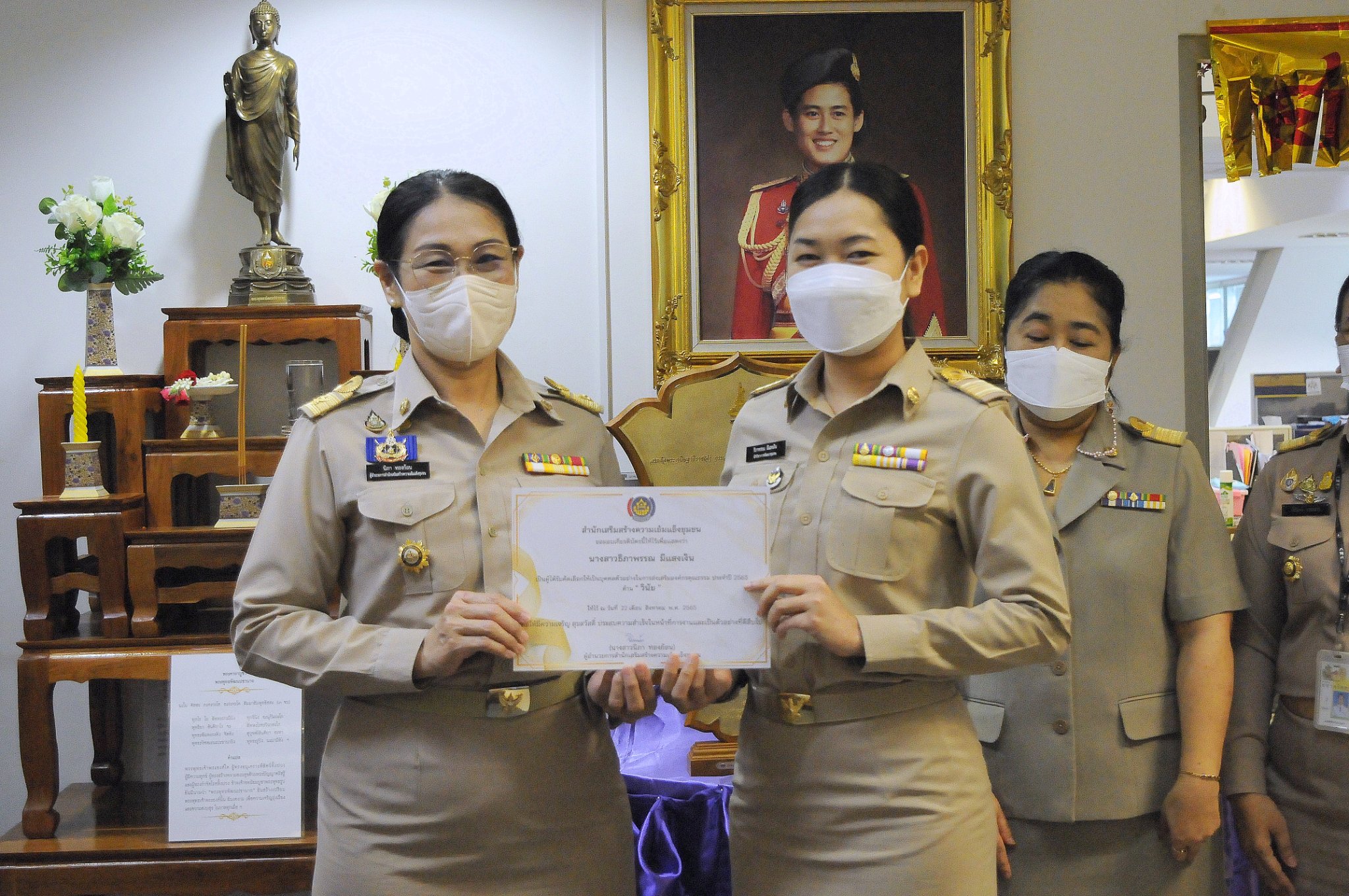 นางสาวนิภา ทองก้อน ผู้อำนวยการสำนักเสริมสร้างความเข้มแข็งชุมชน เป็นประธานมอบประกาศเกียรติบัตร แก่”บุคคลตัวอย่าง