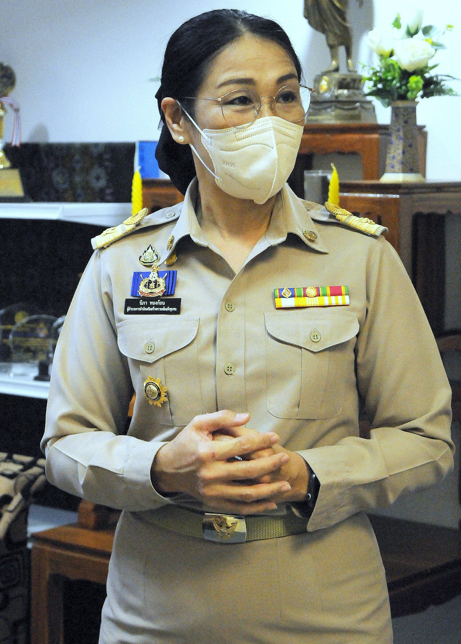 นางสาวนิภา ทองก้อน ผู้อำนวยการสำนักเสริมสร้างความเข้มแข็งชุมชน เป็นประธานมอบประกาศเกียรติบัตร แก่”บุคคลตัวอย่าง