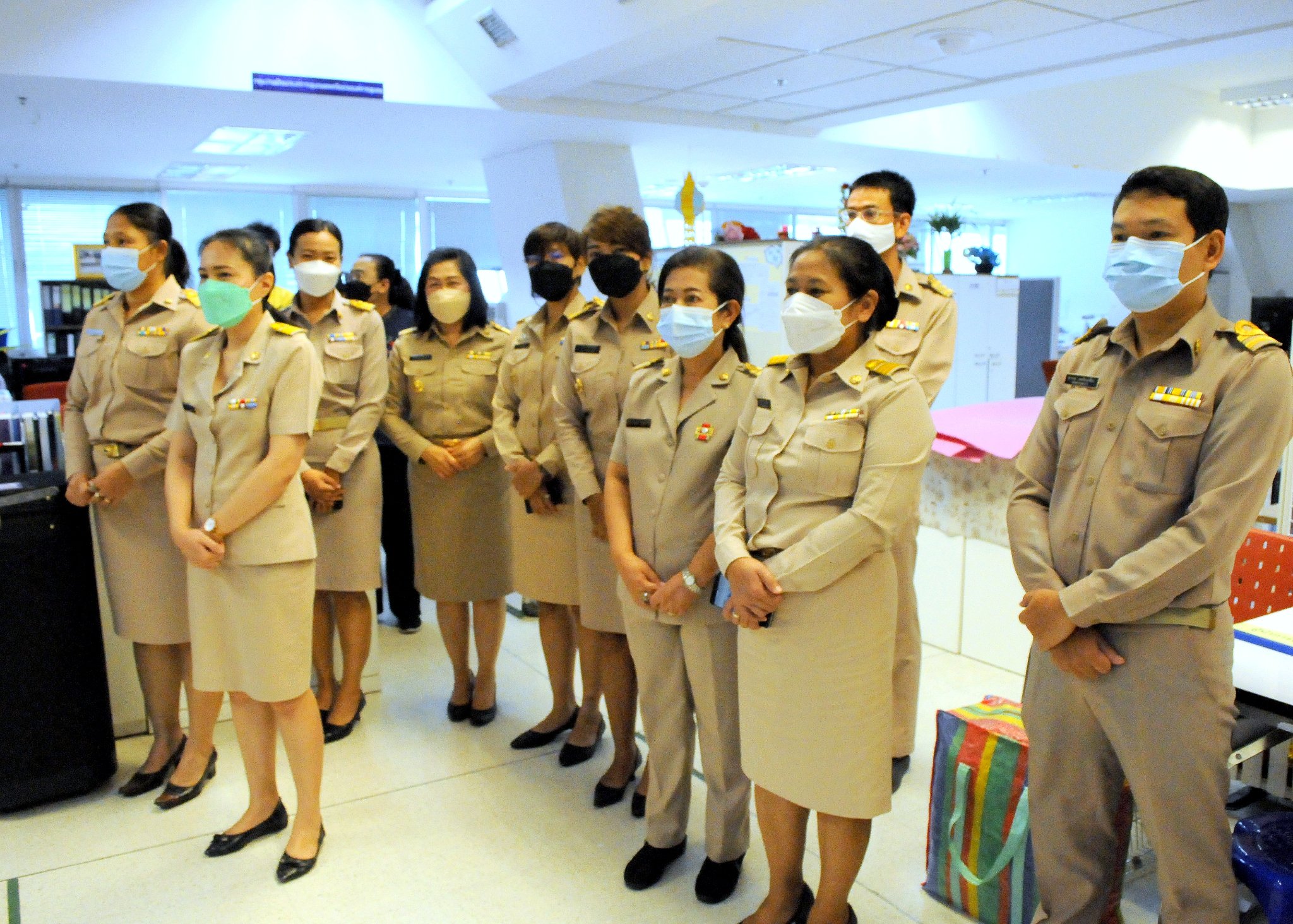 นางสาวนิภา ทองก้อน ผู้อำนวยการสำนักเสริมสร้างความเข้มแข็งชุมชน เป็นประธานมอบประกาศเกียรติบัตร แก่”บุคคลตัวอย่าง