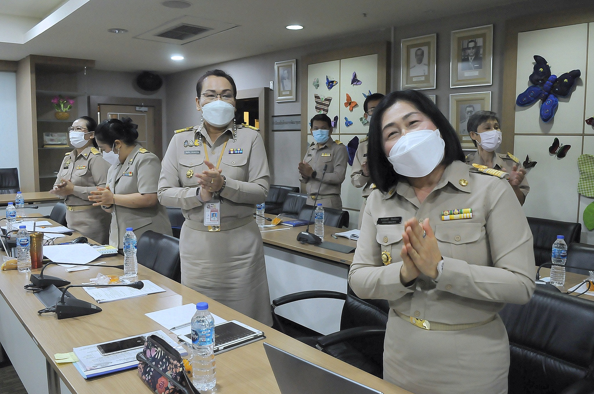 นางสาวนิภา ทองก้อน ผู้อำนวยการสำนักเสริมสร้างความเข้มแข็งชุมชน นำข้าราชการ สวดมนต์ และร่วมกันร้องเพลงมาร์ชพัฒนาชุมชน