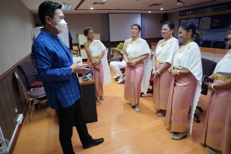 คณะผู้บริหาร พช. ตรวจเยี่ยมให้กำลังใจนักแสดงประกอบเพลง “รำวงมหาดไทยเพื่อคนไทย” เวอร์ชั่น พช.