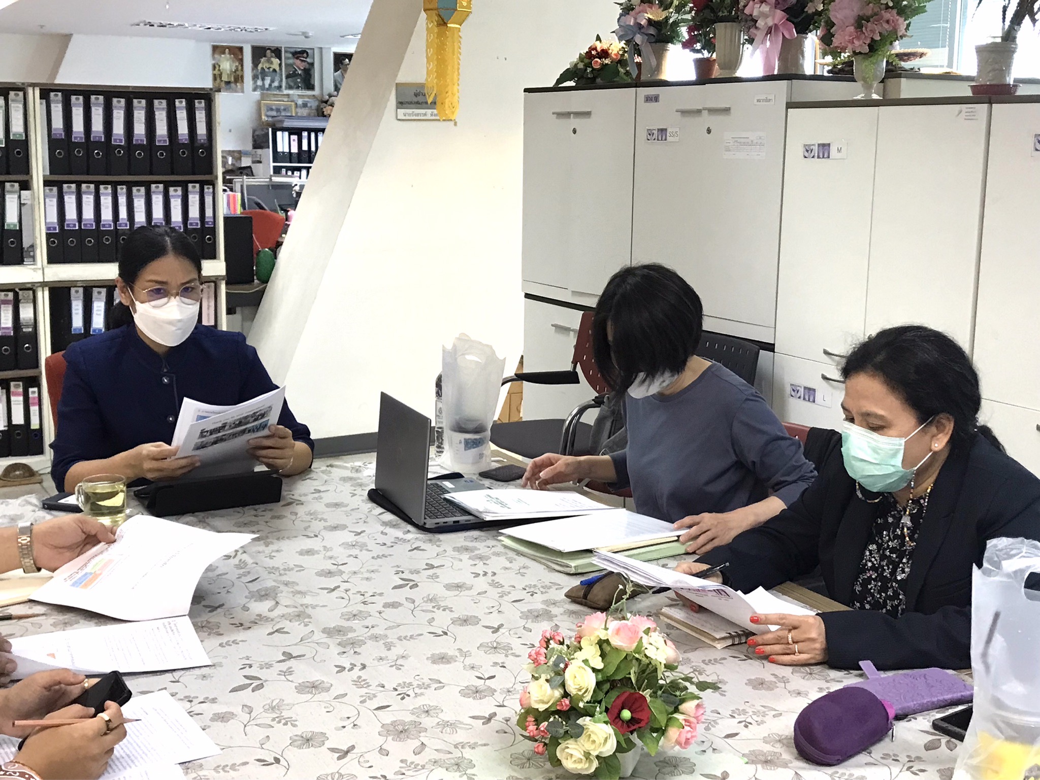 นางสาวนิภา ทองก้อน ผู้อำนวยการสำนักเสริมสร้างความเข้มแข็งชุมชน นายรังสรรค์ หังสนาวิน นักวิชาการพัฒนาชุมชนชำนาญการพิเศษ รักษาการในตำแหน่งนักวิชาการพัฒนาชุมชนเชี่ยวชาญ