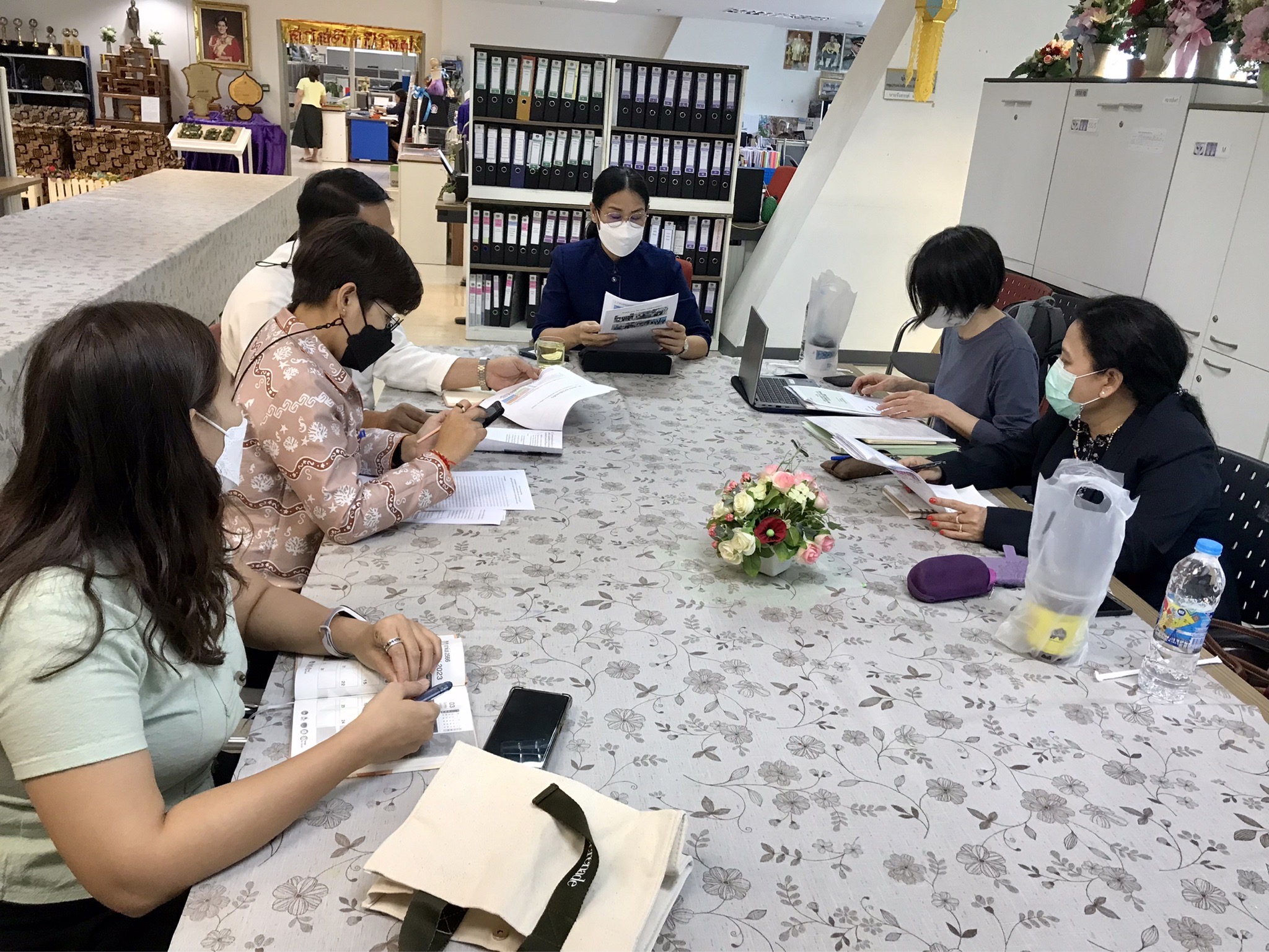 นางสาวนิภา ทองก้อน ผู้อำนวยการสำนักเสริมสร้างความเข้มแข็งชุมชน นายรังสรรค์ หังสนาวิน นักวิชาการพัฒนาชุมชนชำนาญการพิเศษ รักษาการในตำแหน่งนักวิชาการพัฒนาชุมชนเชี่ยวชาญ