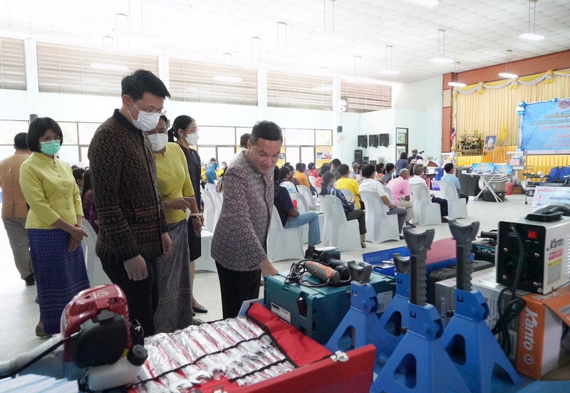 นายอรรษิษฐ์ สัมพันธรัตน์ อธิบดีกรมการพัฒนาชุมชน เดินทางไปยังหอประชุมองค์การบริหารส่วนตำบลจอหอ ตำบลจอหอ อำเภอเมืองนครราชสีมา จังหวัดนครราชสีมา เพื่อมอบวัสดุ