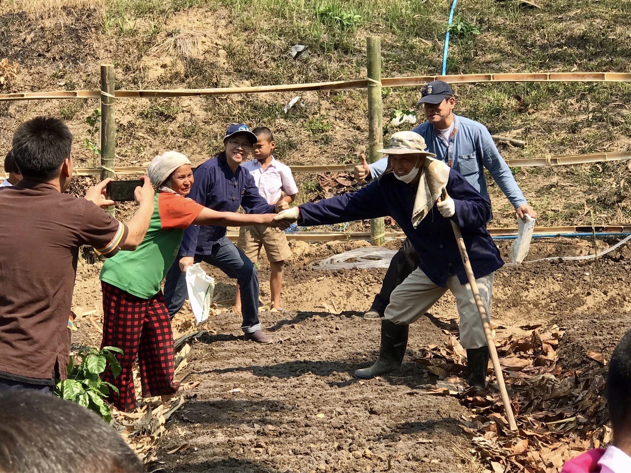 โครงการนำร่องการส่งเสริมและพัฒนาอาชีพตามแนวทางหลักปรัชญาของเศรษฐกิจพอเพียง บ้านไล่โว่ – สาละวะ กาญจนบุรี