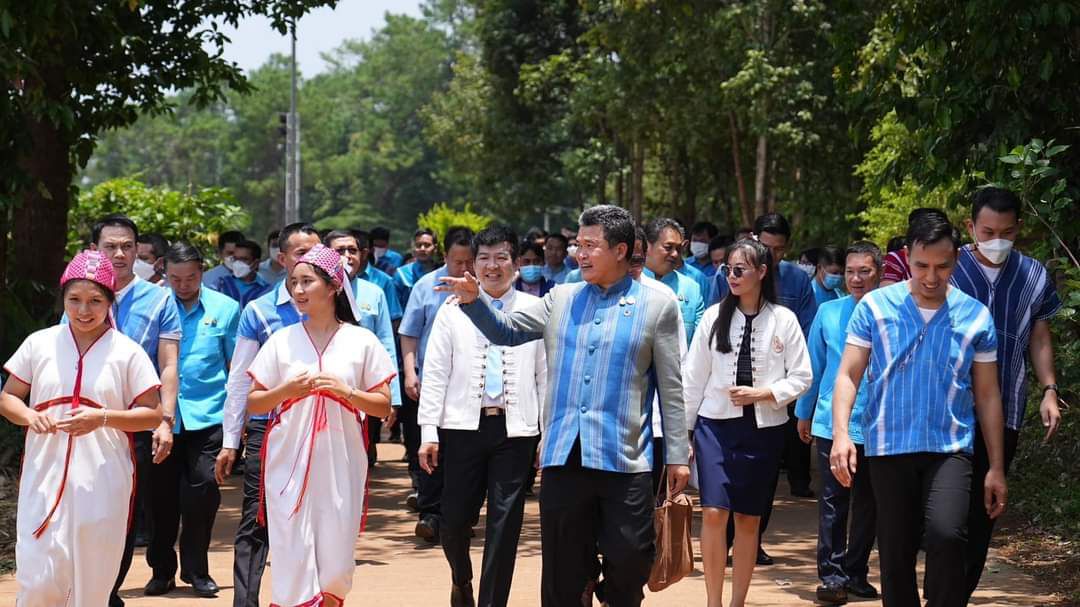 ปลัดมหาดไทยนำภาคีเครือข่ายมอบห้องสมุดโรงเรียนมัธยมกัลยาณิวัฒนาเฉลิมพระเกียรติ เนื่องในโอกาส 100 ปี วันประสูติ สมเด็จพระเจ้าพี่นางเธอ เจ้าฟ้ากัลยาณิวัฒนา กรมหลวงนราธิวาสราชนครินทร์ พร้อมเชิญชวนคนไทยร่วมส่งเสริมสนับสนุนการศึกษาให้ลูกหลานในทุกด้าน เพื่อคุณภาพชีวิตที่ดีอย่างยั่งยืน