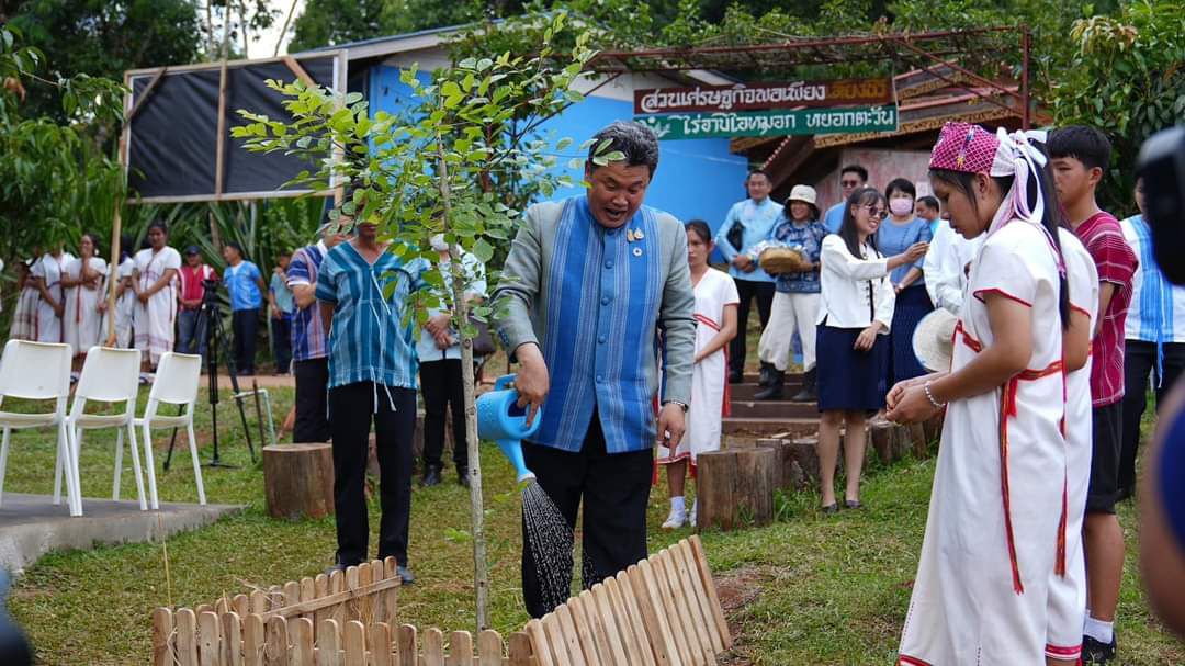 ปลัดมหาดไทยนำภาคีเครือข่ายมอบห้องสมุดโรงเรียนมัธยมกัลยาณิวัฒนาเฉลิมพระเกียรติ เนื่องในโอกาส 100 ปี วันประสูติ สมเด็จพระเจ้าพี่นางเธอ เจ้าฟ้ากัลยาณิวัฒนา กรมหลวงนราธิวาสราชนครินทร์ พร้อมเชิญชวนคนไทยร่วมส่งเสริมสนับสนุนการศึกษาให้ลูกหลานในทุกด้าน เพื่อคุณภาพชีวิตที่ดีอย่างยั่งยืน