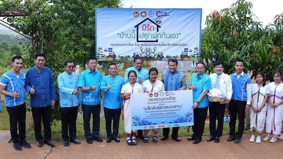 ปลัดมหาดไทยนำภาคีเครือข่ายมอบห้องสมุดโรงเรียนมัธยมกัลยาณิวัฒนาเฉลิมพระเกียรติ เนื่องในโอกาส 100 ปี วันประสูติ สมเด็จพระเจ้าพี่นางเธอ เจ้าฟ้ากัลยาณิวัฒนา กรมหลวงนราธิวาสราชนครินทร์ พร้อมเชิญชวนคนไทยร่วมส่งเสริมสนับสนุนการศึกษาให้ลูกหลานในทุกด้าน เพื่อคุณภาพชีวิตที่ดีอย่างยั่งยืน