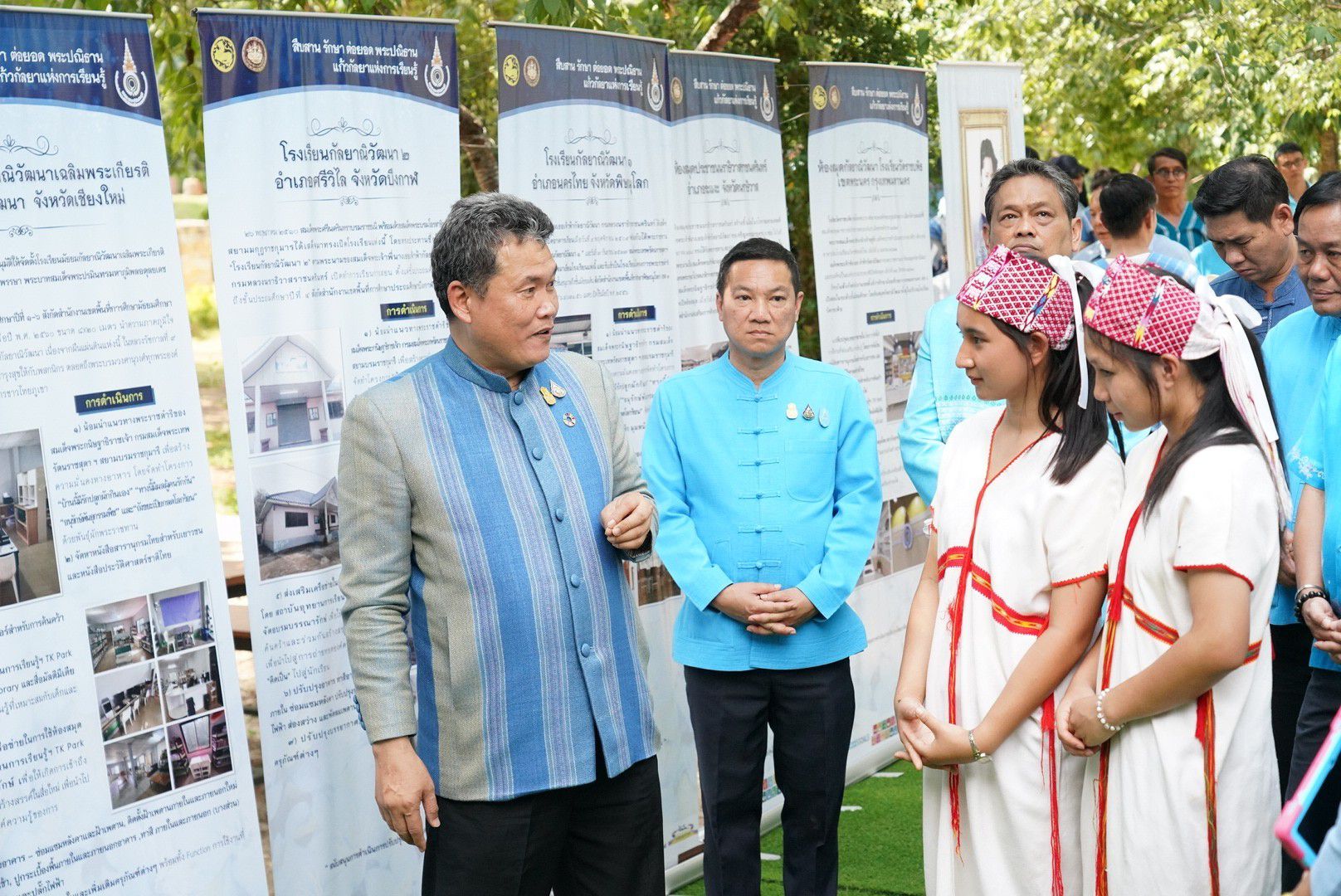 ปลัดมหาดไทยนำภาคีเครือข่ายมอบห้องสมุดโรงเรียนมัธยมกัลยาณิวัฒนาเฉลิมพระเกียรติ เนื่องในโอกาส 100 ปี วันประสูติ สมเด็จพระเจ้าพี่นางเธอ เจ้าฟ้ากัลยาณิวัฒนา กรมหลวงนราธิวาสราชนครินทร์ พร้อมเชิญชวนคนไทยร่วมส่งเสริมสนับสนุนการศึกษาให้ลูกหลานในทุกด้าน เพื่อคุณภาพชีวิตที่ดีอย่างยั่งยืน