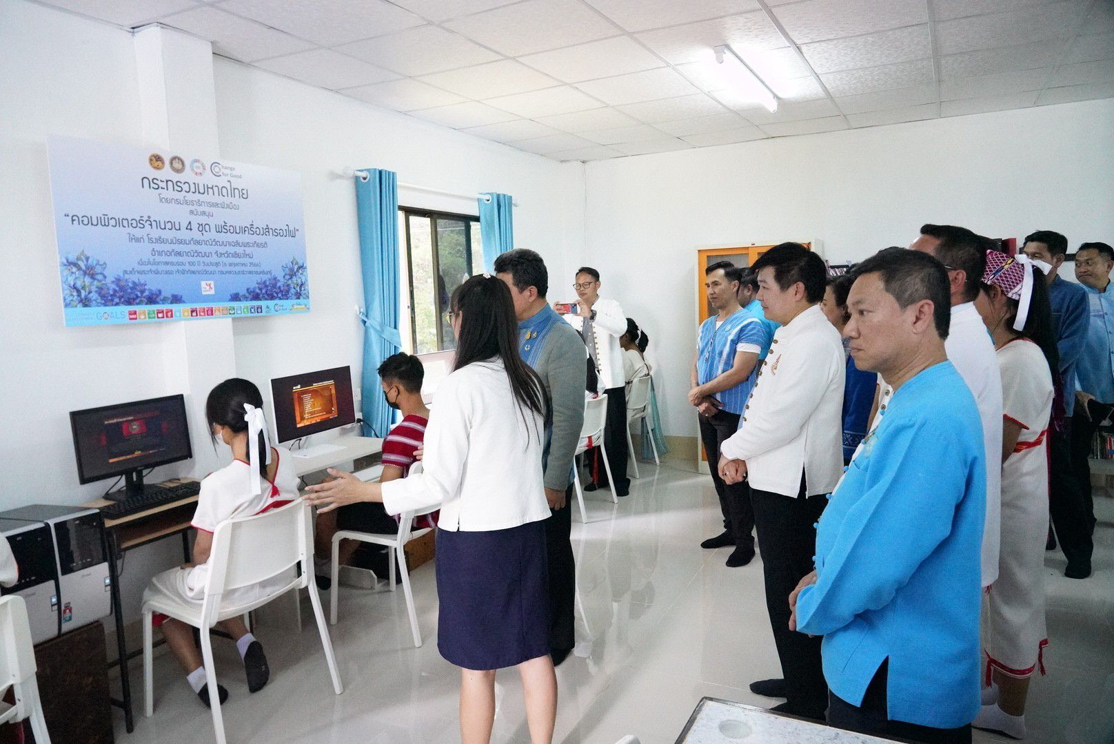ปลัดมหาดไทยนำภาคีเครือข่ายมอบห้องสมุดโรงเรียนมัธยมกัลยาณิวัฒนาเฉลิมพระเกียรติ เนื่องในโอกาส 100 ปี วันประสูติ สมเด็จพระเจ้าพี่นางเธอ เจ้าฟ้ากัลยาณิวัฒนา กรมหลวงนราธิวาสราชนครินทร์ พร้อมเชิญชวนคนไทยร่วมส่งเสริมสนับสนุนการศึกษาให้ลูกหลานในทุกด้าน เพื่อคุณภาพชีวิตที่ดีอย่างยั่งยืน
