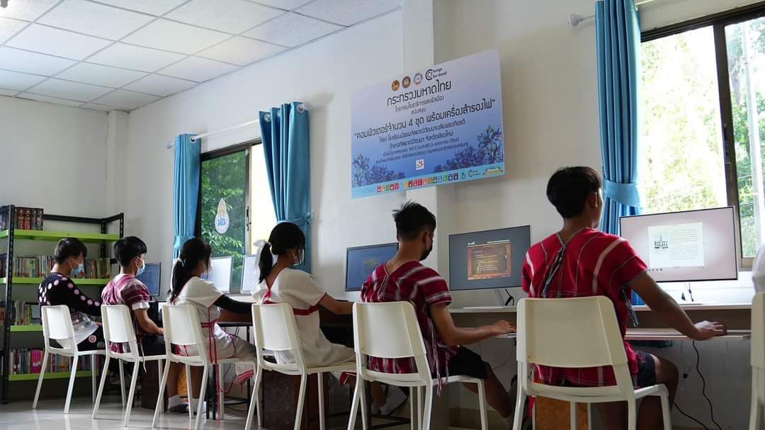 ปลัดมหาดไทยนำภาคีเครือข่ายมอบห้องสมุดโรงเรียนมัธยมกัลยาณิวัฒนาเฉลิมพระเกียรติ เนื่องในโอกาส 100 ปี วันประสูติ สมเด็จพระเจ้าพี่นางเธอ เจ้าฟ้ากัลยาณิวัฒนา กรมหลวงนราธิวาสราชนครินทร์ พร้อมเชิญชวนคนไทยร่วมส่งเสริมสนับสนุนการศึกษาให้ลูกหลานในทุกด้าน เพื่อคุณภาพชีวิตที่ดีอย่างยั่งยืน