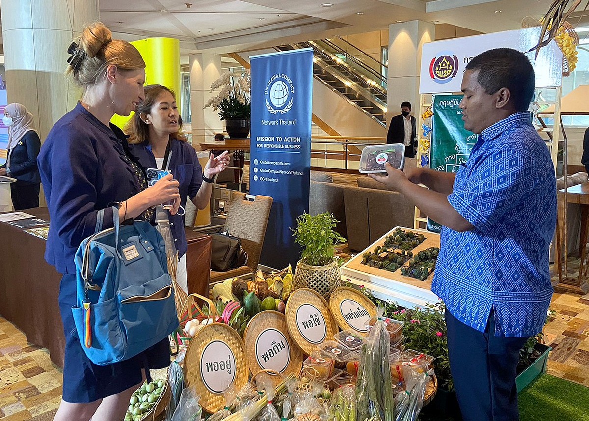 ร่วมจัดนิทรรศผลงานเด่น การพัฒนาคุณภาพชีวิตตามหลักทฤษฎีใหม่ประยุกต์สู่ “โคก หนอง นา โมเดล”