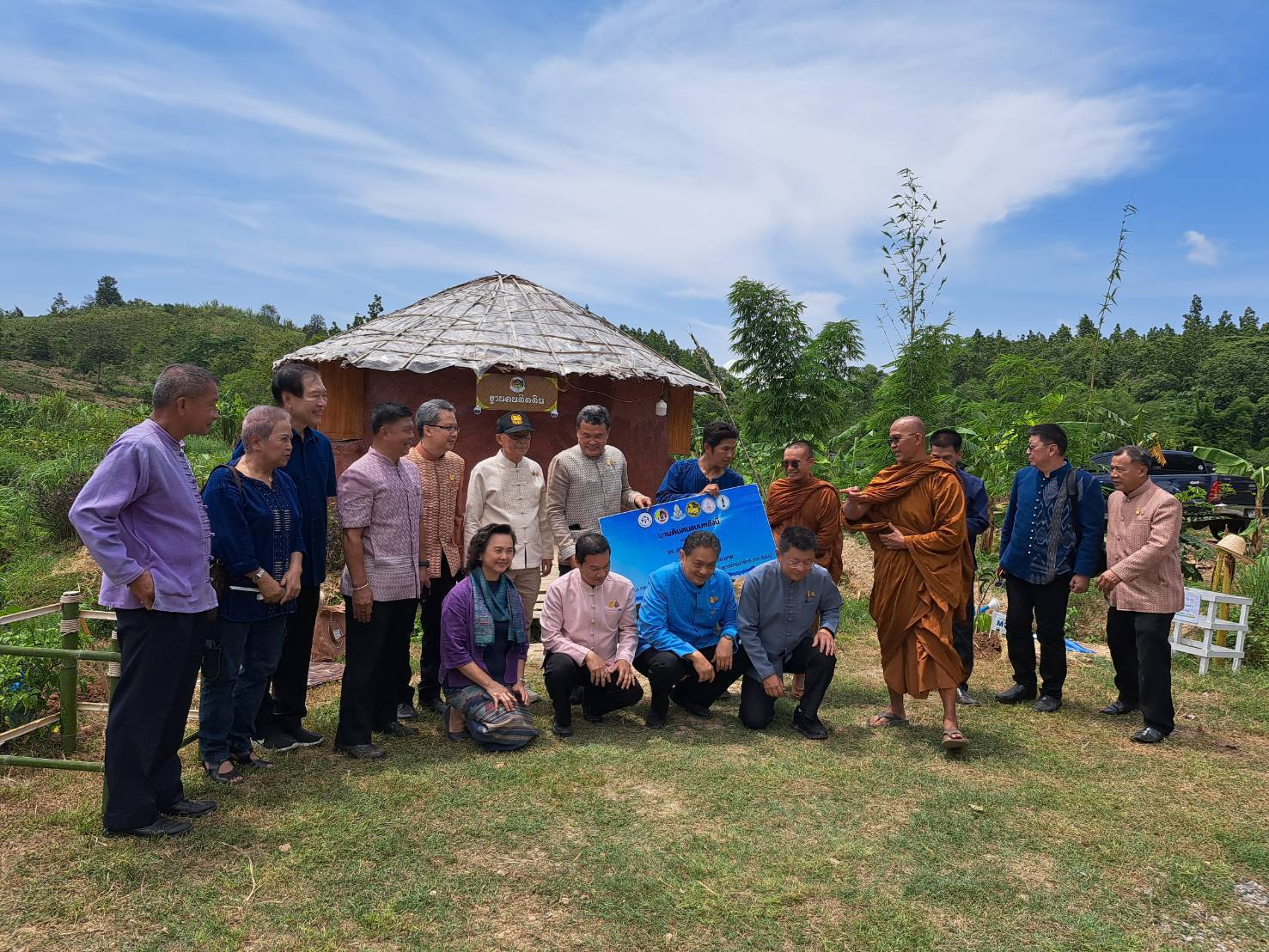 ปลัดมหาดไทยนำคณะลงพื้นที่แห่งความยั่งยืน ณ วัดพุทธอุทธยานดอยอินทรีย์ เพื่อขับเคลื่อนเขตพัฒนาเศรษฐกิจพอเพียง (SEDZ) ด้วยโมเดลเศรษฐกิจใหม่ควบคู่การจัดงานวันดินโลก ปี 2565 (World Soil Day 2022) พร้อมเน้นย้ำ ส่งเสริมถ่ายทอดสิ่งดี ๆ เหล่านี้ให้เยาวชนคนรุ่นใหม่ร่วมสืบทอดต่อไปให้ยั่งยืน