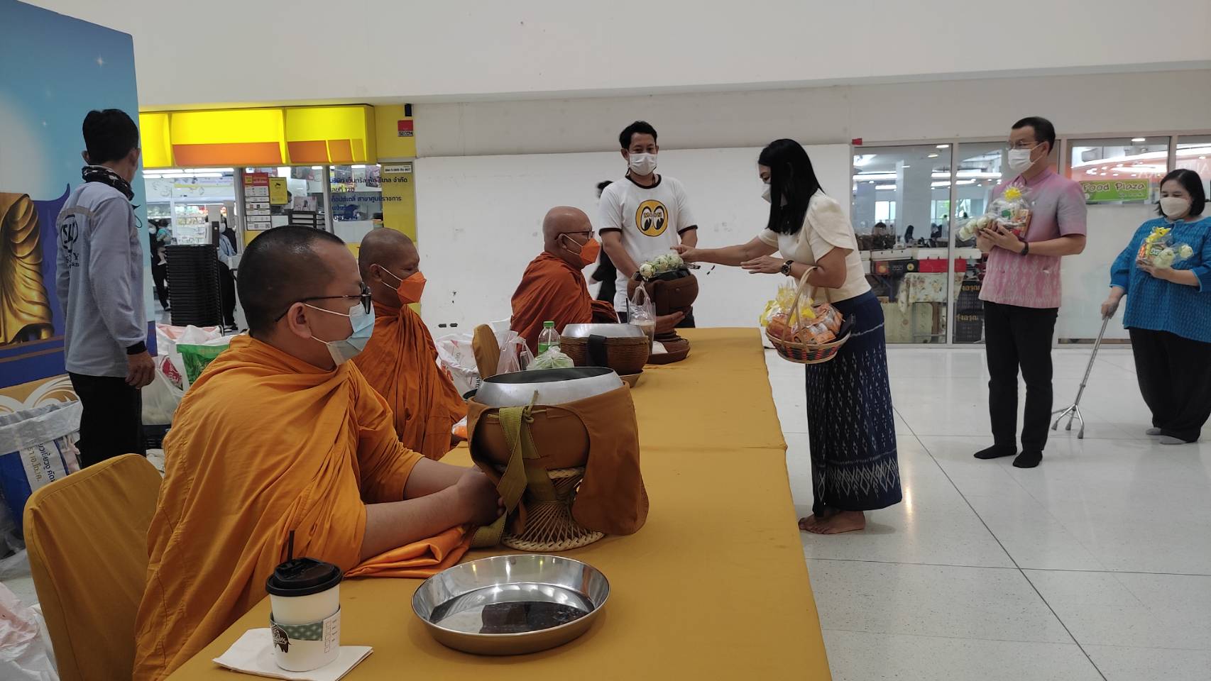 ร่วมทำบุญตักบาตรเนื่องในโอกาสฉลองพระชนมายุครบ 8 รอบ สมเด็จพระอริยวงศาคตญาณ สมเด็จพระสังฆราช สกลมหาสังฆปริณายก (26 มิถุนายน 2566)