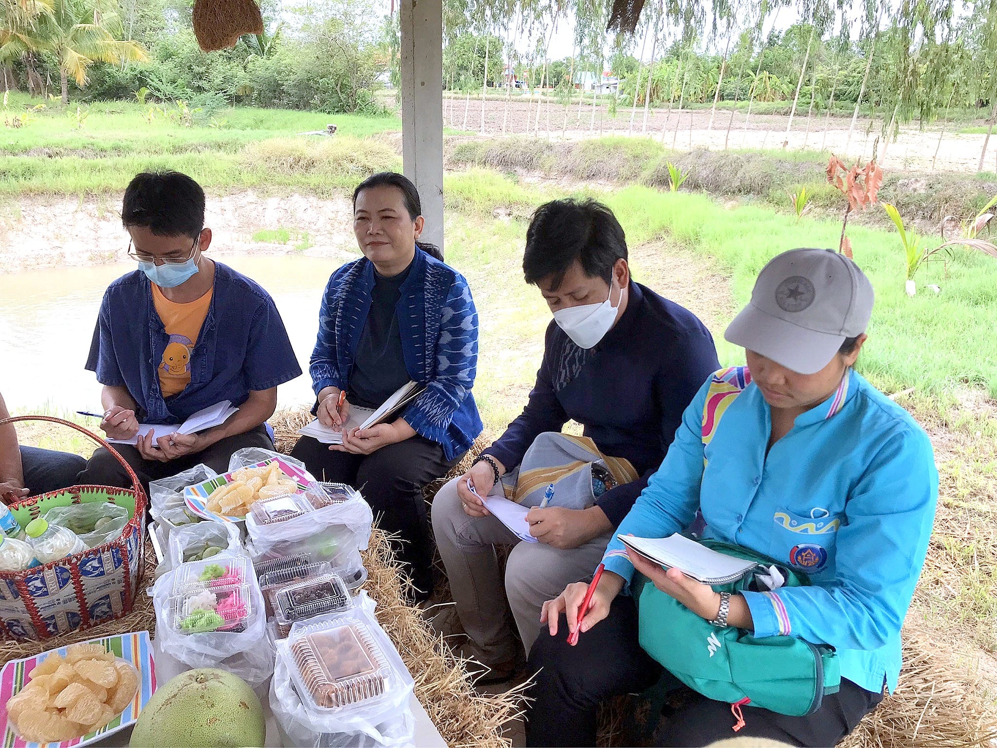 งพื้นที่ติดตามผลการดำเนินงานการขับเคลื่อนโครงการพัฒนาหมู่บ้านเศรษฐกิจพอเพียง ประจำปีงบประมาณ พ.ศ. 2566 กิจกรรม 2.3 การขับเคลื่อนกิจกรรมการพัฒนาวิถีชีวิตเศรษฐกิจพอเพียง 2.3.2 สนับสนุนการพัฒนาวิถีชีวิตเศรษฐกิจพอเพียง 1) สนับสนุนการพัฒนาวิถีชีวิตเศรษฐกิจพอเพียง
