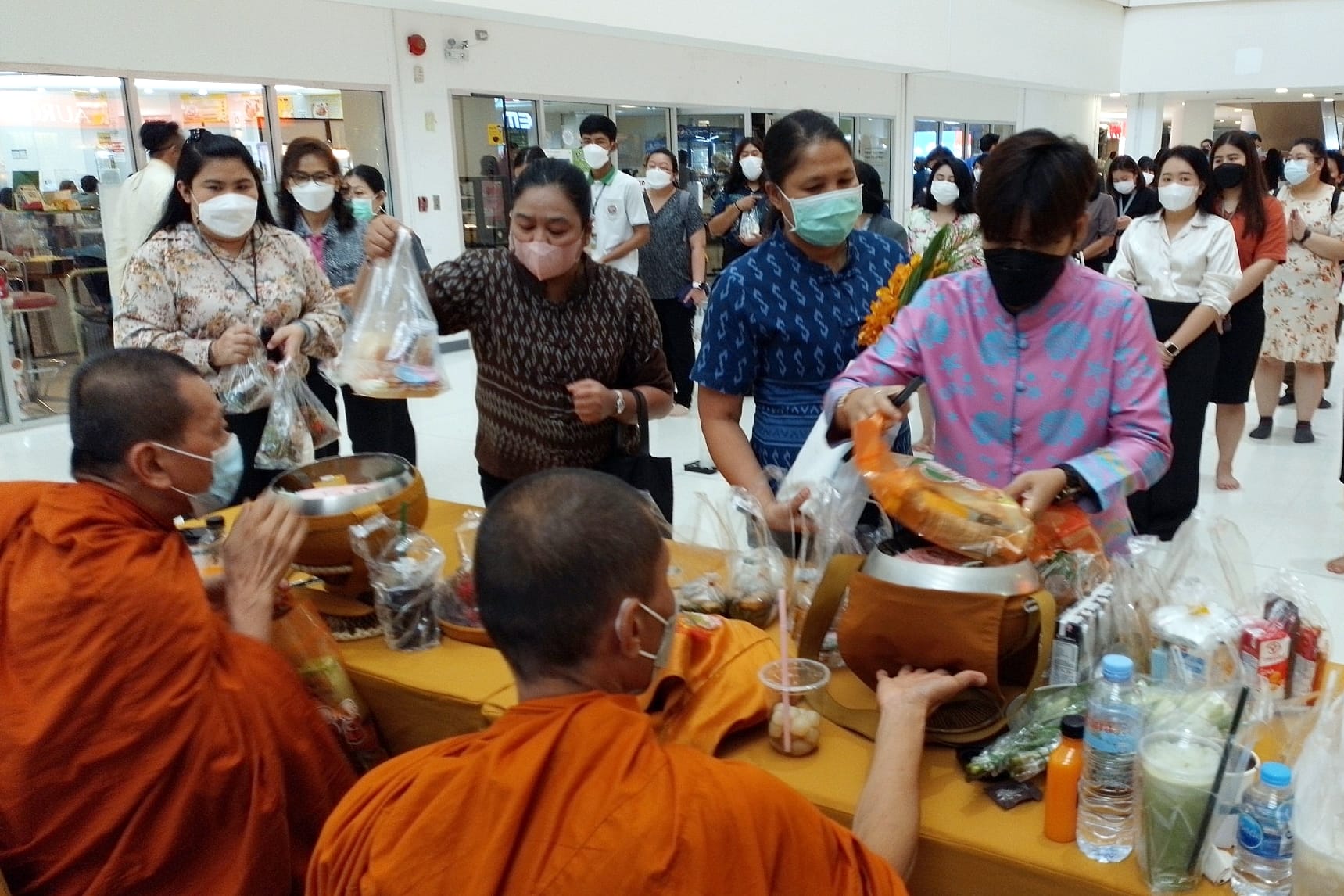 วมทำบุญตักบาตรเนื่องในโอกาสฉลองพระชนมายุครบ 8 รอบ สมเด็จพระอริยวงศาคตญาณ สมเด็จพระสังฆราช สกลมหาสังฆปริณายก