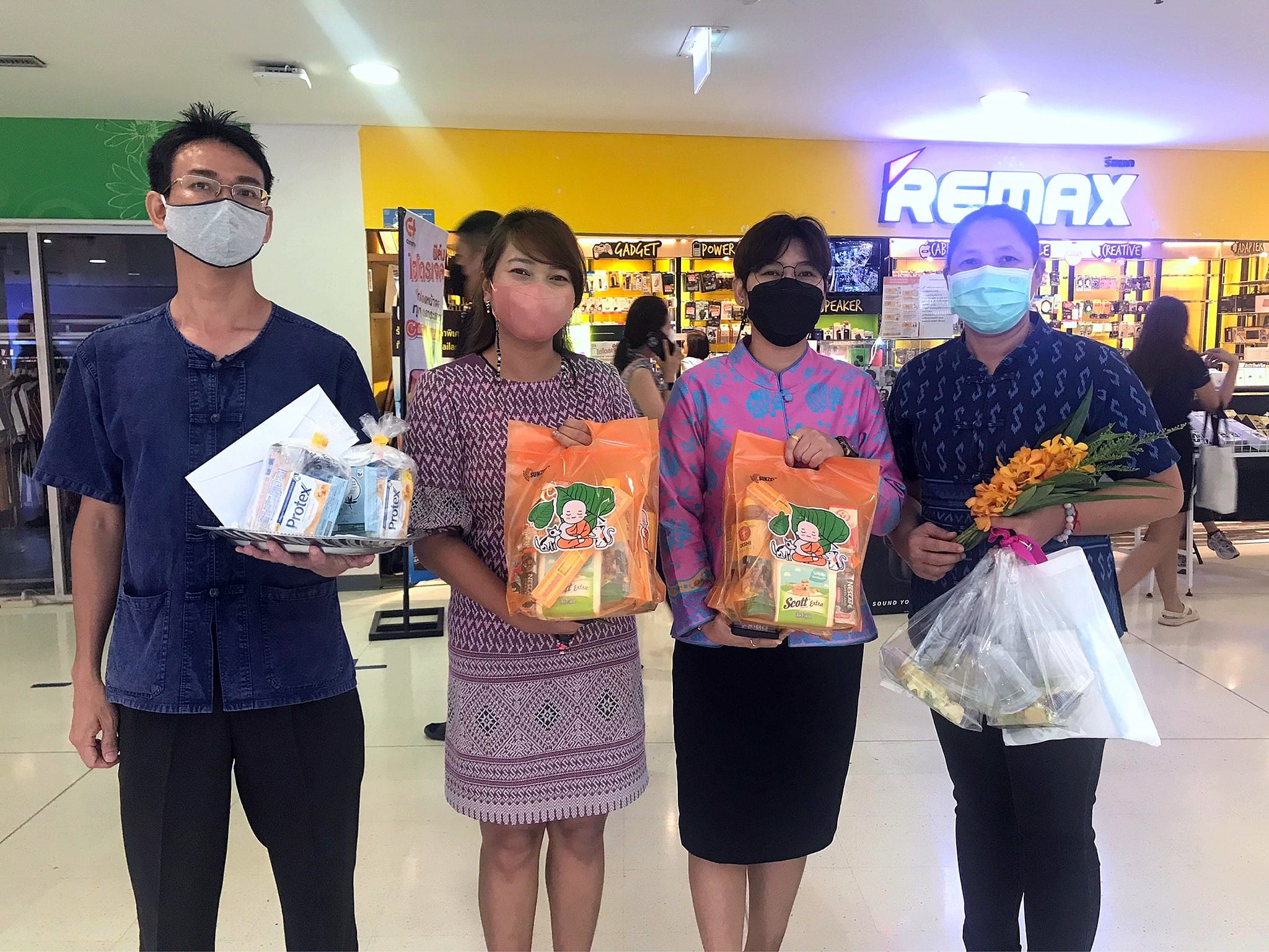วมทำบุญตักบาตรเนื่องในโอกาสฉลองพระชนมายุครบ 8 รอบ สมเด็จพระอริยวงศาคตญาณ สมเด็จพระสังฆราช สกลมหาสังฆปริณายก