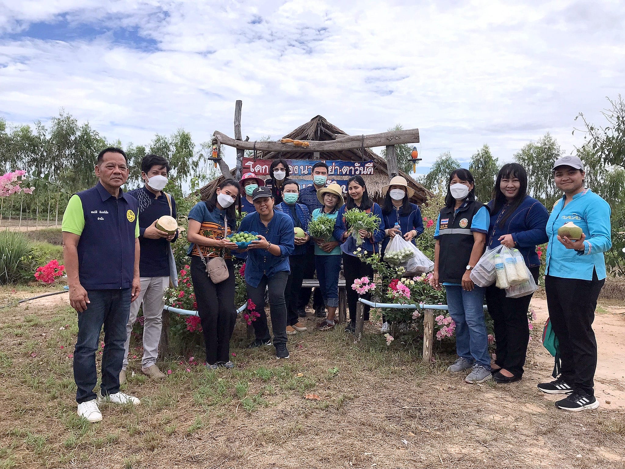 งพื้นที่ติดตามผลการดำเนินงานการขับเคลื่อนโครงการพัฒนาหมู่บ้านเศรษฐกิจพอเพียง ประจำปีงบประมาณ พ.ศ. 2566 กิจกรรม 2.3 การขับเคลื่อนกิจกรรมการพัฒนาวิถีชีวิตเศรษฐกิจพอเพียง 2.3.2 สนับสนุนการพัฒนาวิถีชีวิตเศรษฐกิจพอเพียง 1) สนับสนุนการพัฒนาวิถีชีวิตเศรษฐกิจพอเพียง