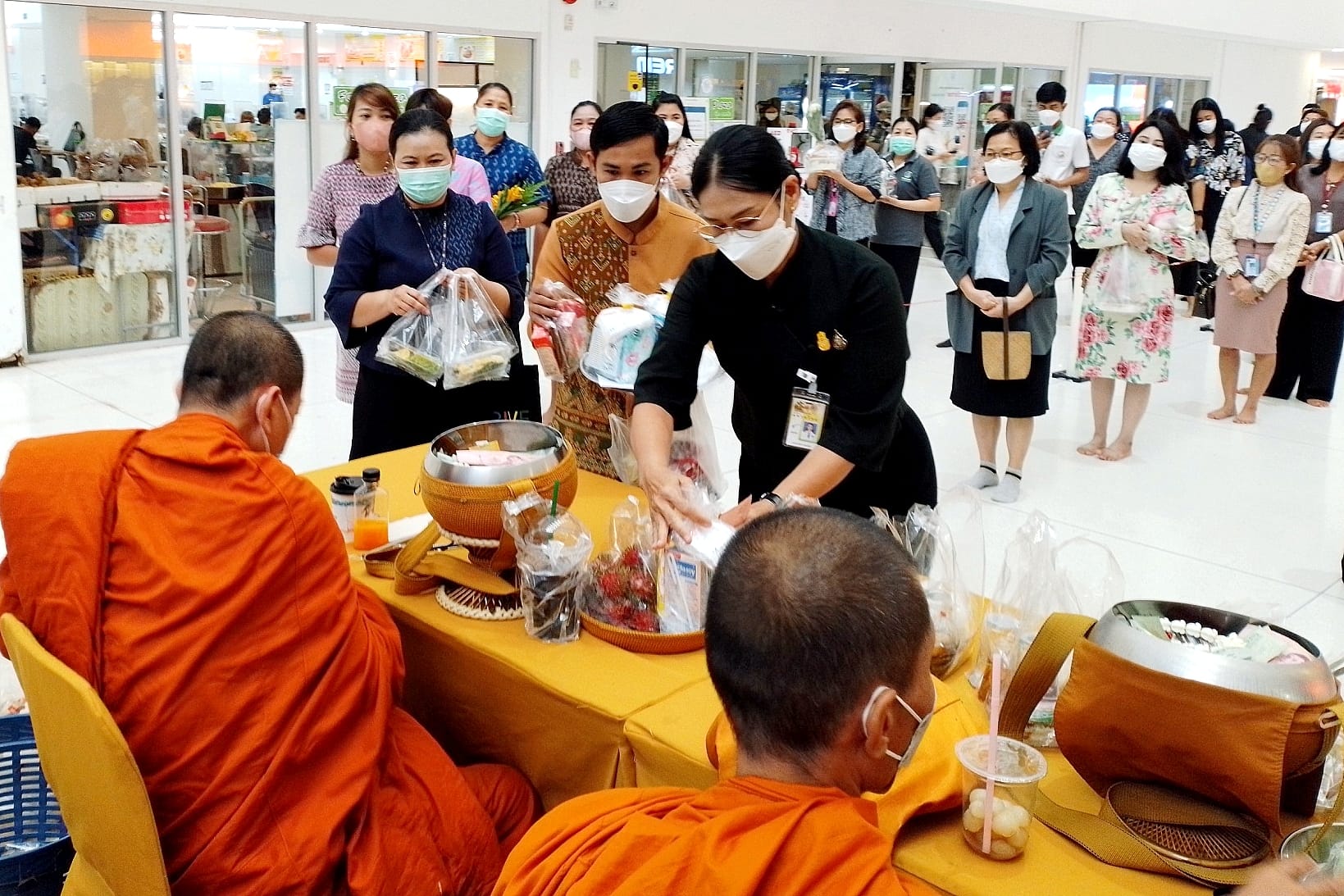 วมทำบุญตักบาตรเนื่องในโอกาสฉลองพระชนมายุครบ 8 รอบ สมเด็จพระอริยวงศาคตญาณ สมเด็จพระสังฆราช สกลมหาสังฆปริณายก