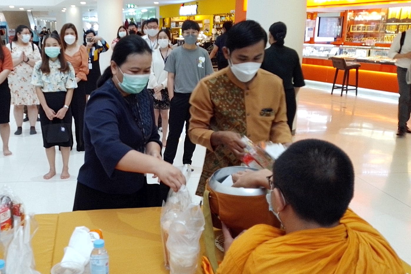 วมทำบุญตักบาตรเนื่องในโอกาสฉลองพระชนมายุครบ 8 รอบ สมเด็จพระอริยวงศาคตญาณ สมเด็จพระสังฆราช สกลมหาสังฆปริณายก