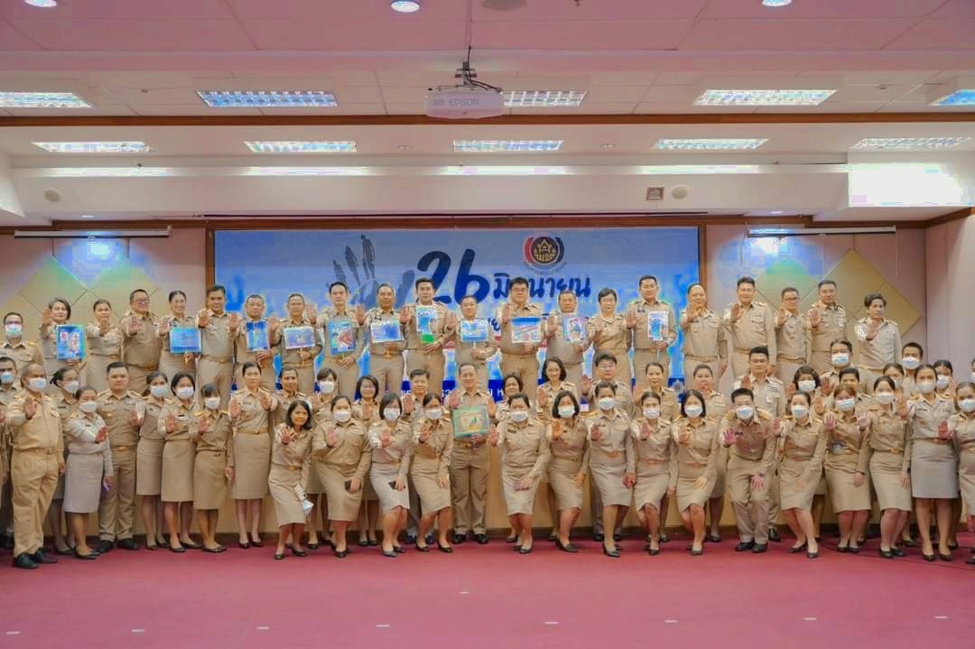 อธิบดี พช. นำคณะผู้บริหาร ข้าราชการกล่าวปฏิญาณตน ประกาศเจตนารมณ์ต่อต้านยาเสพติด เนื่องในวันต่อต้านยาเสพติดโลก 26 มิถุนายน ประจำปี 2566