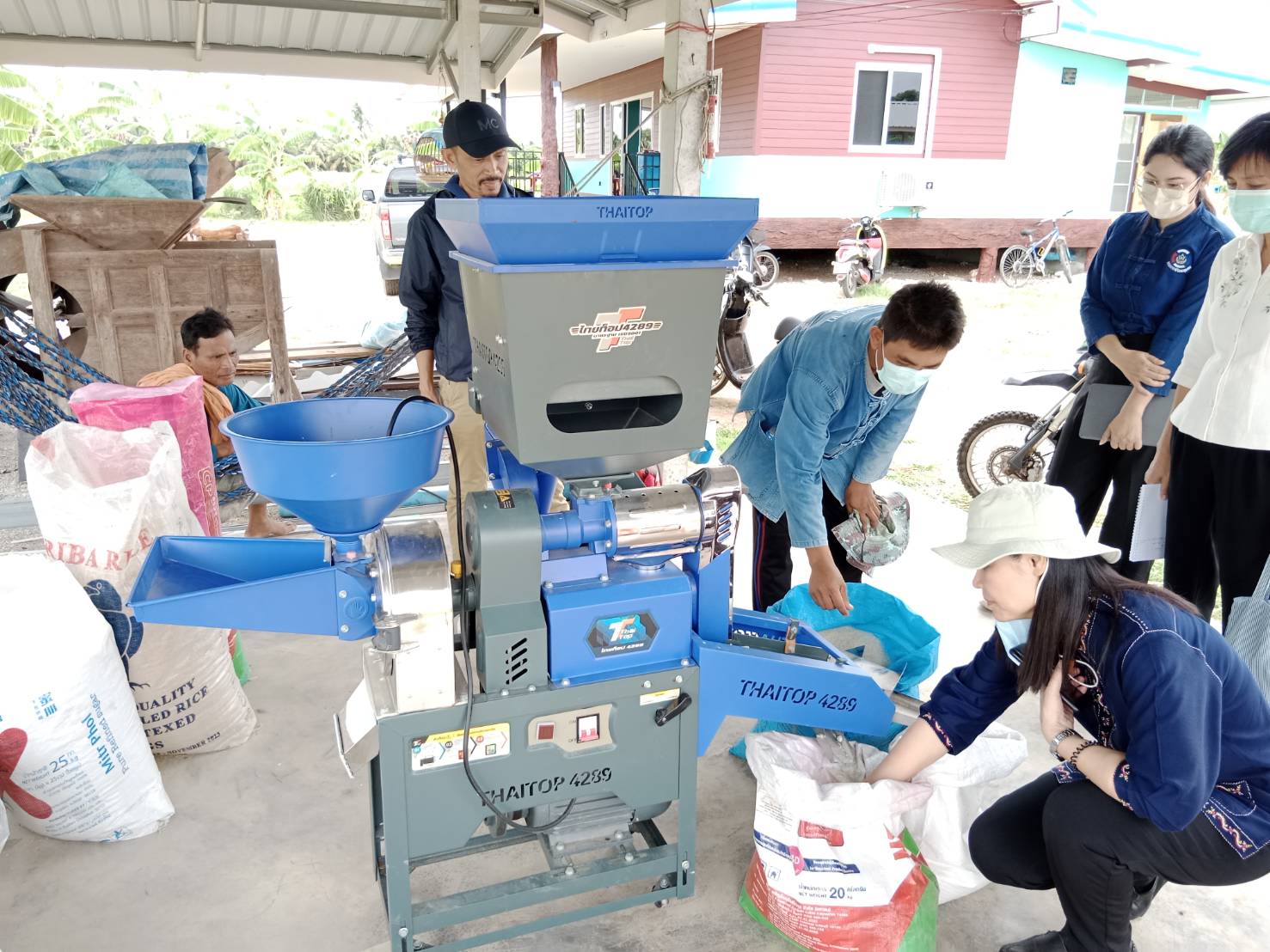 ติดตามผลการดำเนินงานการขับเคลื่อนการดำเนินงานศูนย์ผู้นำจิตอาสาพัฒนาชุมชนภายใต้กิจกรรมสร้างศักยภาพการดำเนินงานศูนย์ผู้นำจิตอาสาพัฒนาชุมชน กิจกรรมหลัก : พัฒนาหมู่บ้านเศรษฐกิจพอเพียง