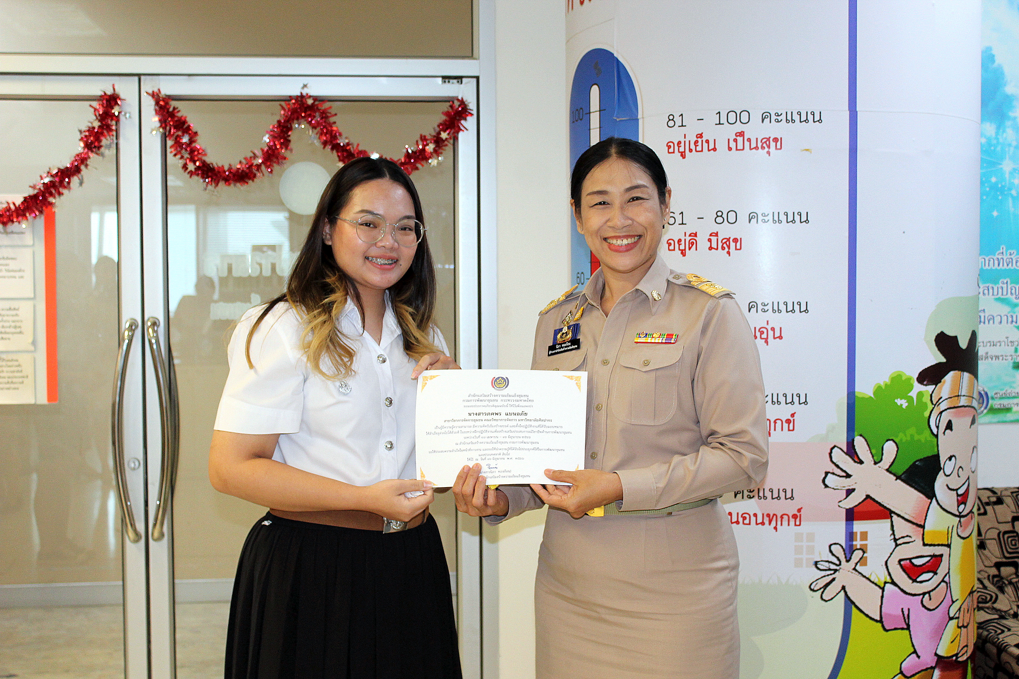 ร่วมมอบของที่ระลึกเพื่อร่วมแสดงความยินดี