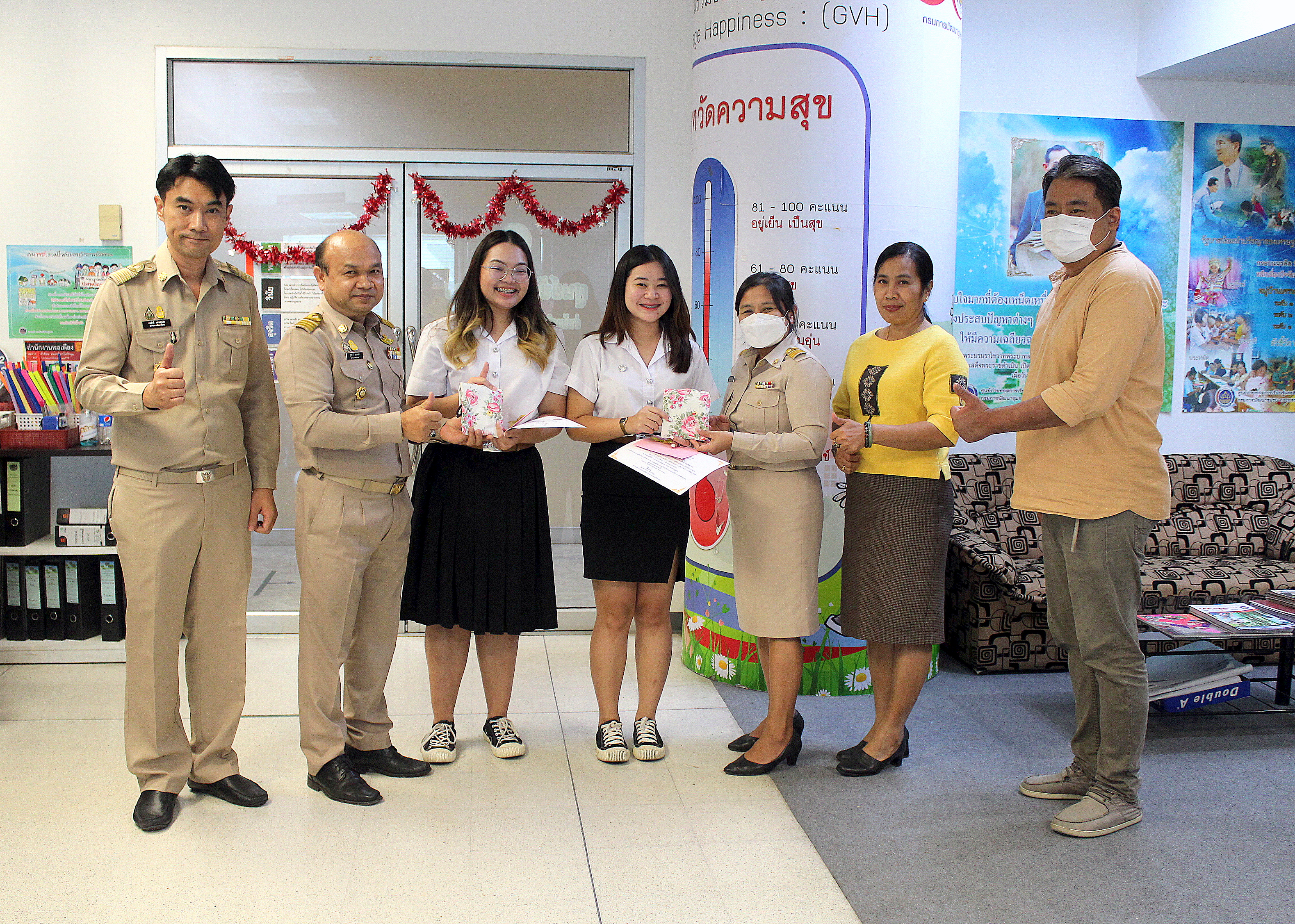 ร่วมมอบของที่ระลึกเพื่อร่วมแสดงความยินดี