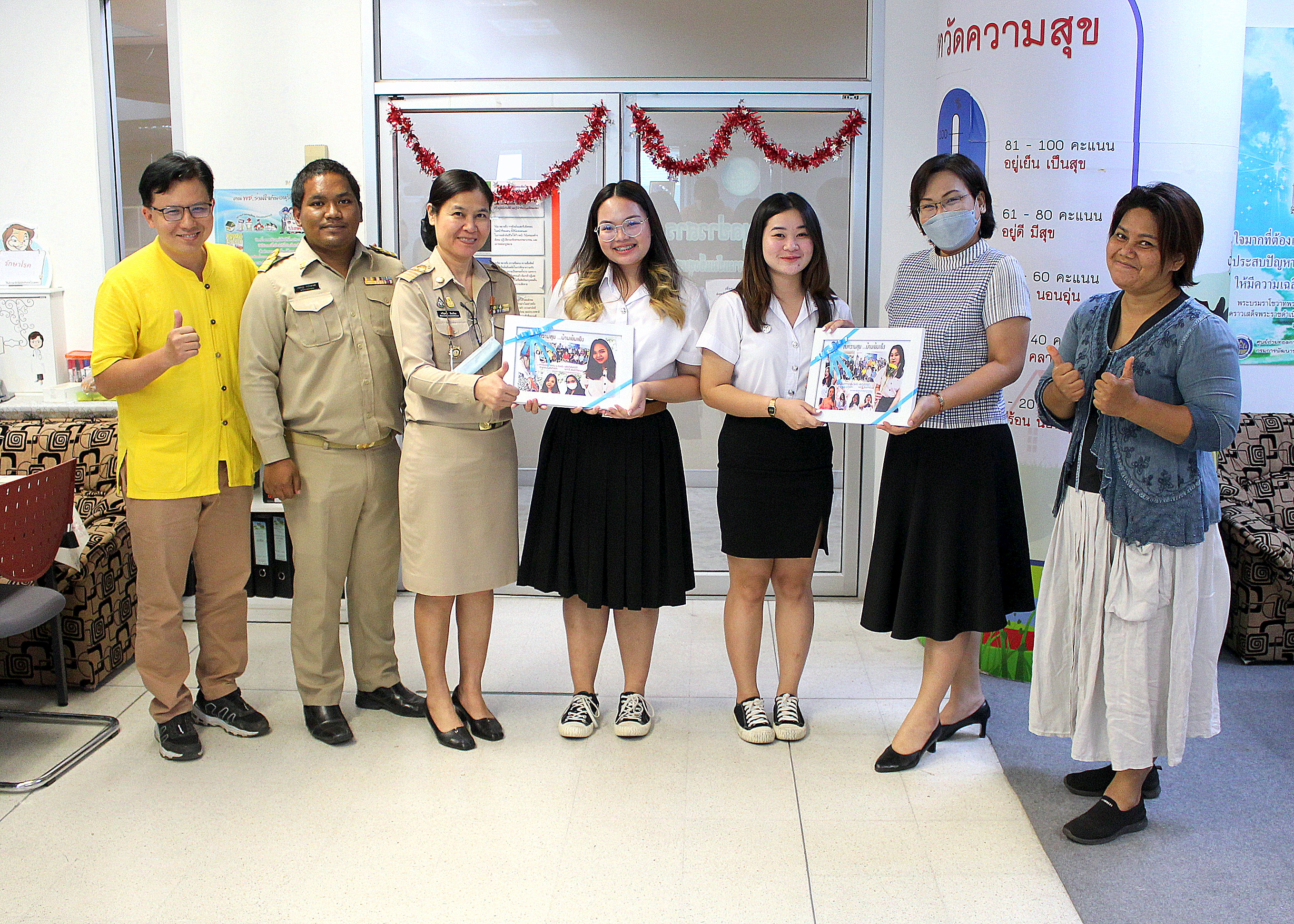 ร่วมมอบของที่ระลึกเพื่อร่วมแสดงความยินดี