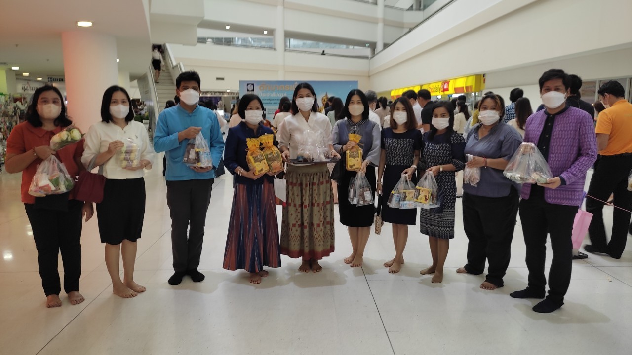 ร่วมทำบุญตักบาตรเนื่องในโอกาสฉลองพระชนมายุครบ 8 รอบ สมเด็จพระอริยวงศาคตญาณ สมเด็จพระสังฆราช สกลมหาสังฆปริณายก