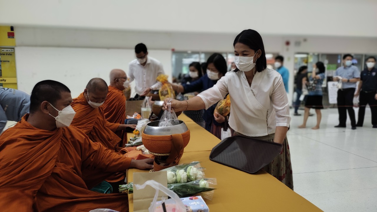 ร่วมทำบุญตักบาตรเนื่องในโอกาสฉลองพระชนมายุครบ 8 รอบ สมเด็จพระอริยวงศาคตญาณ สมเด็จพระสังฆราช สกลมหาสังฆปริณายก