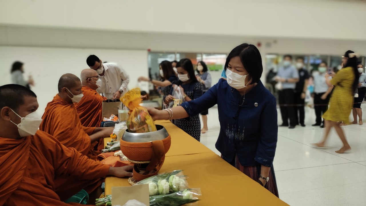 ร่วมทำบุญตักบาตรเนื่องในโอกาสฉลองพระชนมายุครบ 8 รอบ สมเด็จพระอริยวงศาคตญาณ สมเด็จพระสังฆราช สกลมหาสังฆปริณายก