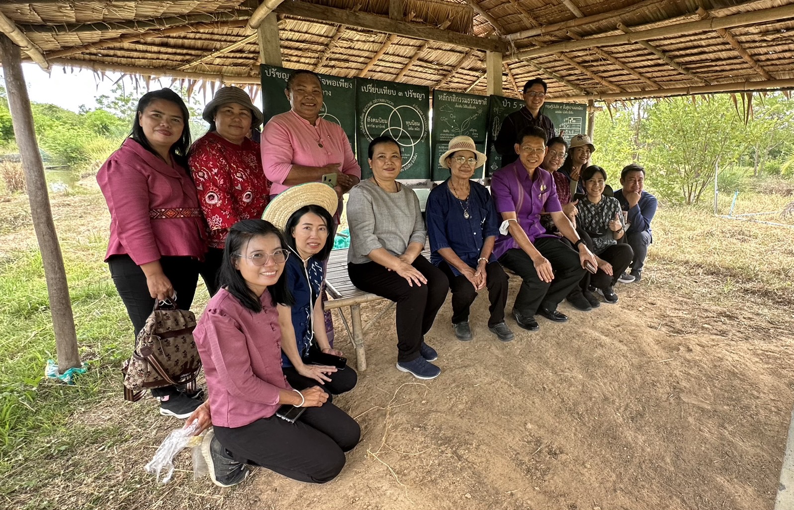 ลงพื้นที่ติดตามผลการดำเนินงานการขับเคลื่อนโครงการพัฒนาหมู่บ้านเศรษฐกิจพอเพียง ประจำปีงบประมาณ พ.ศ. 2566