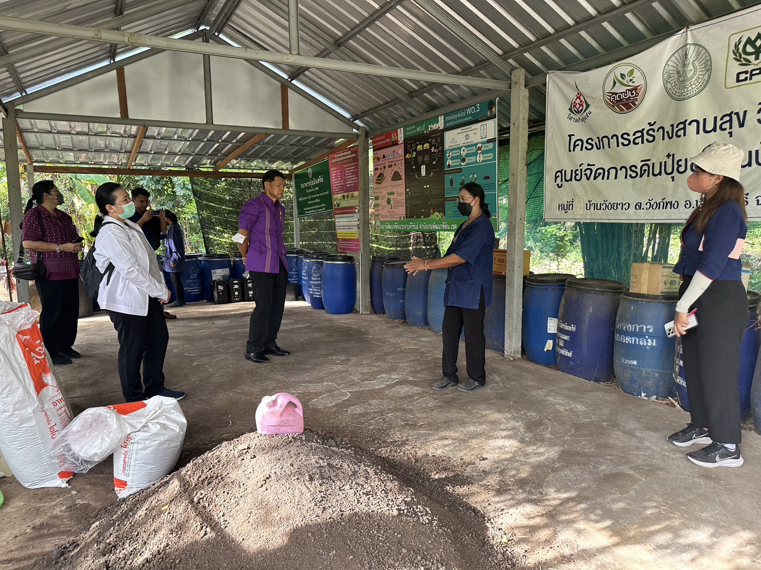 ลงพื้นที่ติดตามผลการดำเนินงานการขับเคลื่อนโครงการพัฒนาหมู่บ้านเศรษฐกิจพอเพียง ประจำปีงบประมาณ พ.ศ. 2566