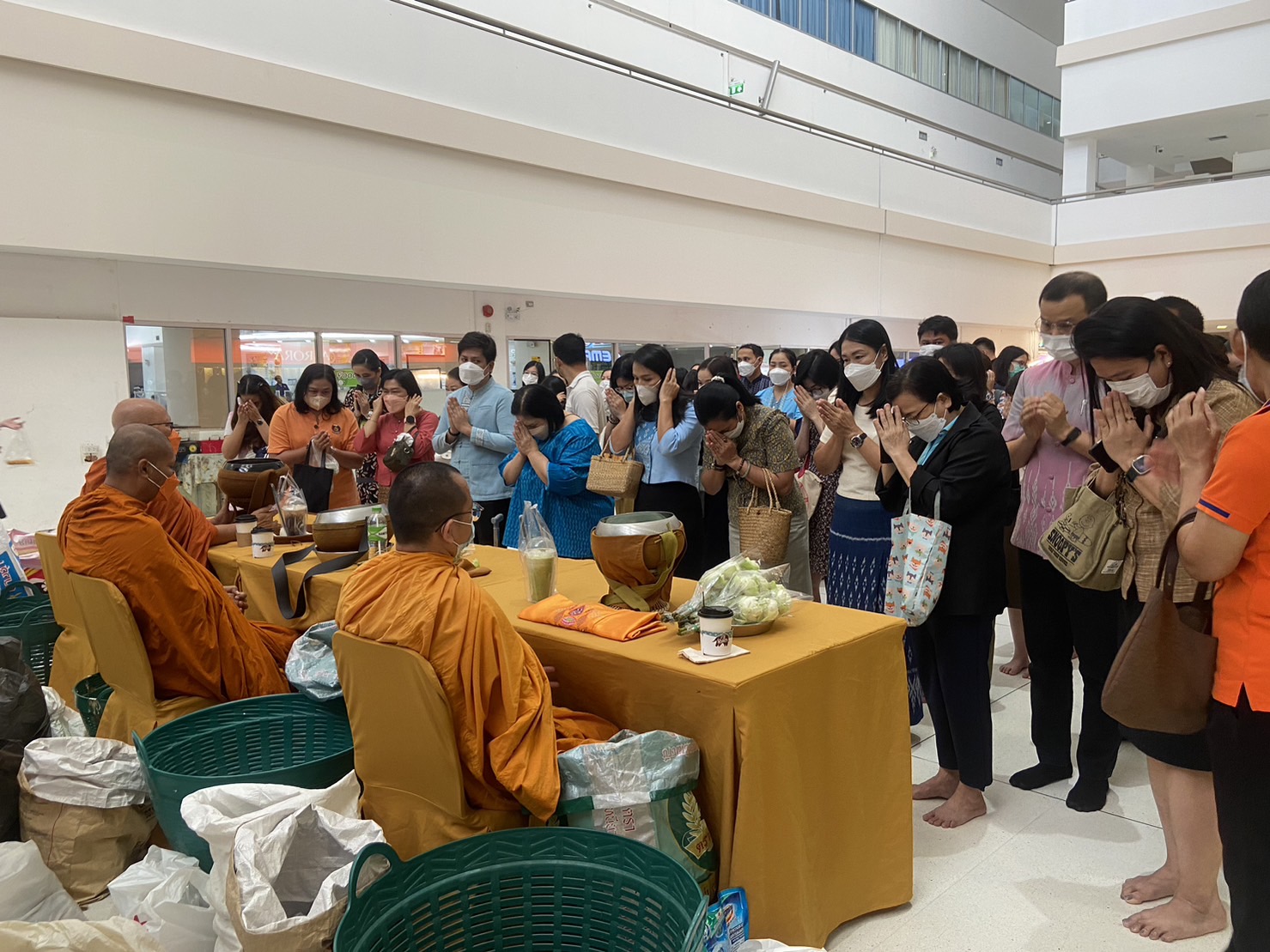 ร่วมทำบุญตักบาตรเนื่องในโอกาสฉลองพระชนมายุครบ 8 รอบ สมเด็จพระอริยวงศาคตญาณ สมเด็จพระสังฆราช สกลมหาสังฆปริณายก (26 มิถุนายน 2566)