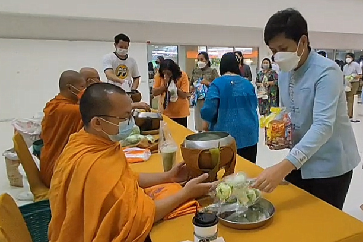 ร่วมทำบุญตักบาตรเนื่องในโอกาสฉลองพระชนมายุครบ 8 รอบ สมเด็จพระอริยวงศาคตญาณ สมเด็จพระสังฆราช สกลมหาสังฆปริณายก (26 มิถุนายน 2566)