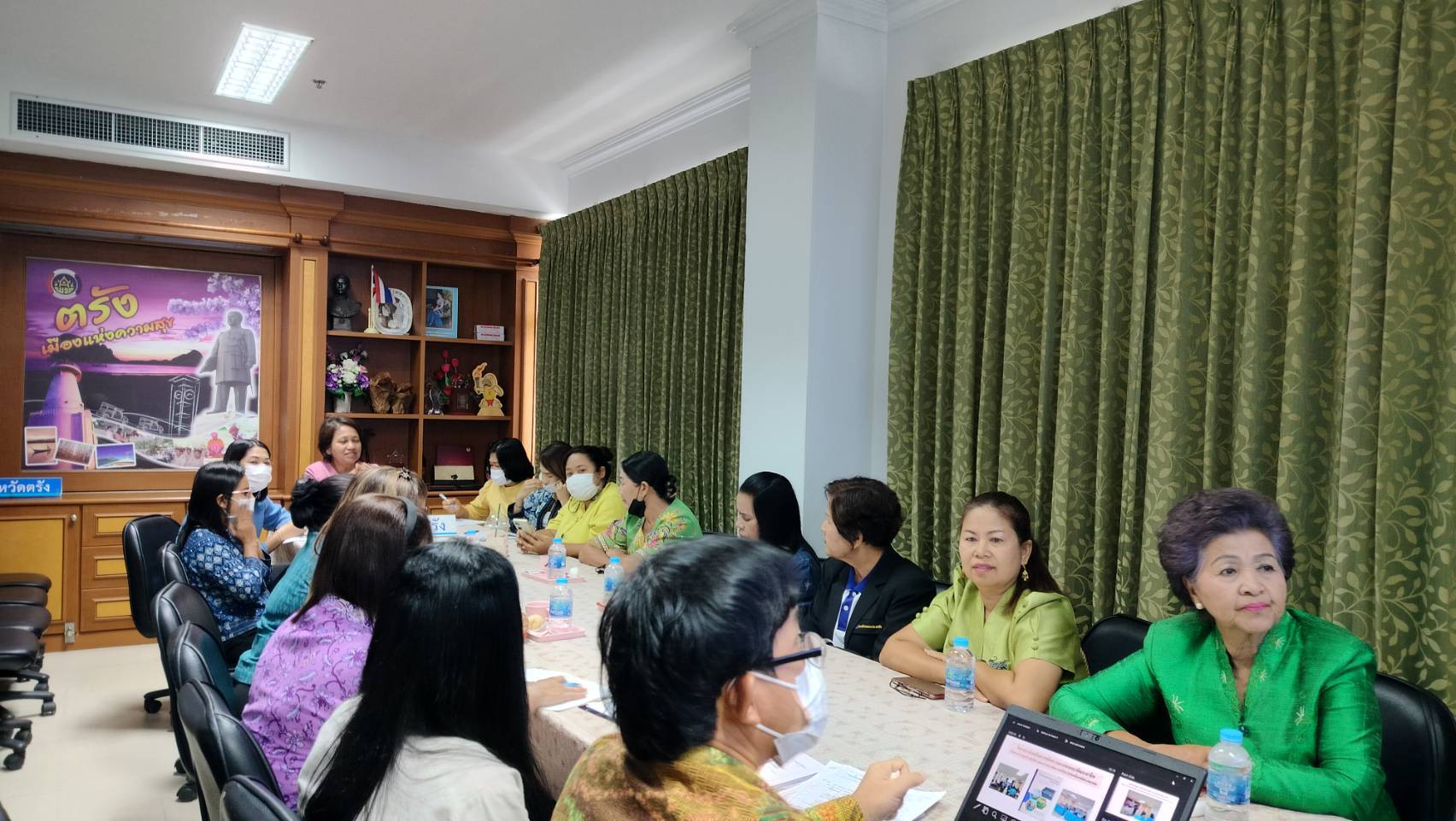 บทบาทองค์กรสตรีและผู้นำ อช. ในการขับเคลื่อนการขจัดความยากจน การส่งเสริมสนับสนุนบทบาทการขับเคลื่อนการขจัดความยากจน และการบูรณาการงาน ณ สำนักงานพัฒนาชุมชนจังหวัดตรัง